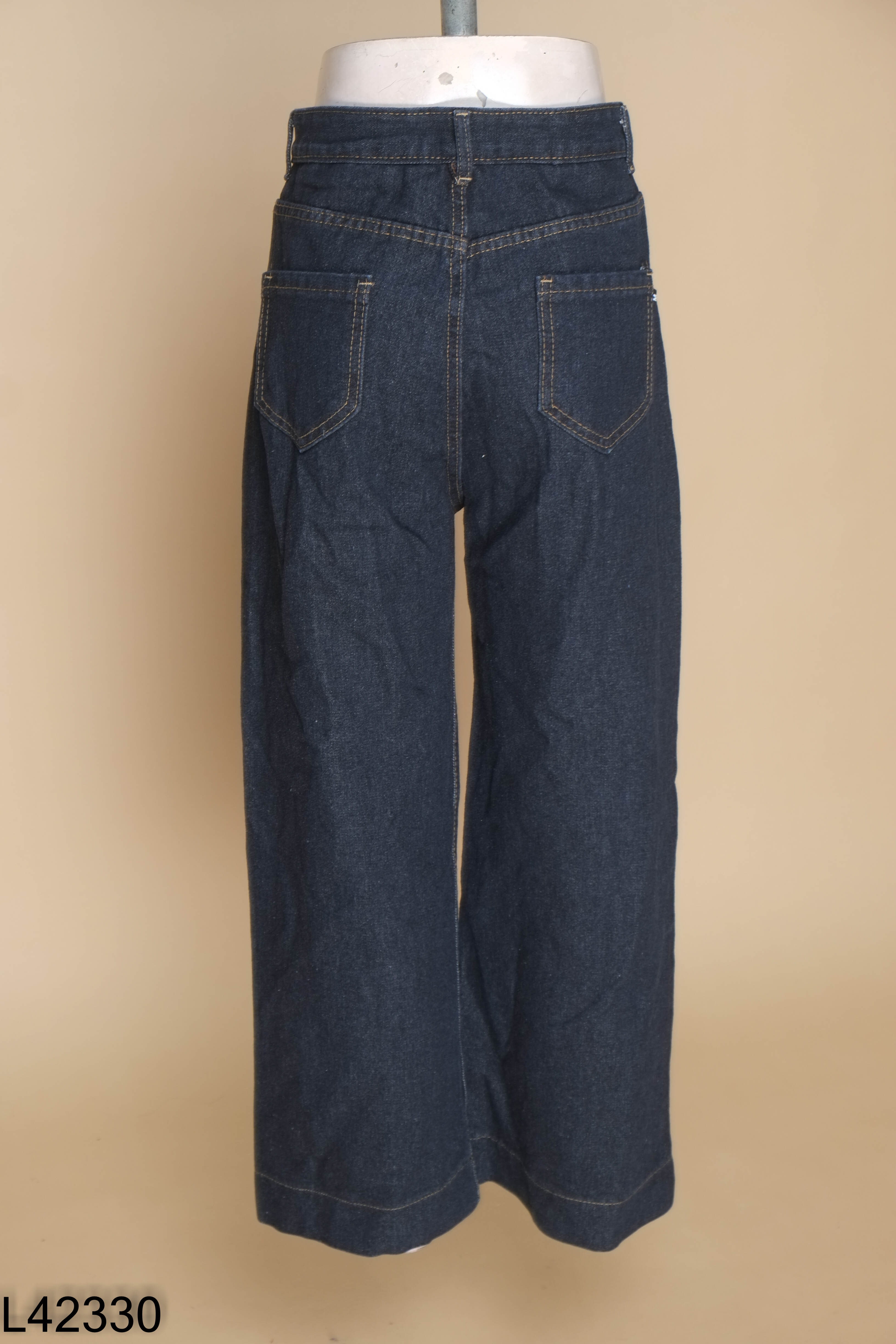 Quần jeans xanh ống rộng