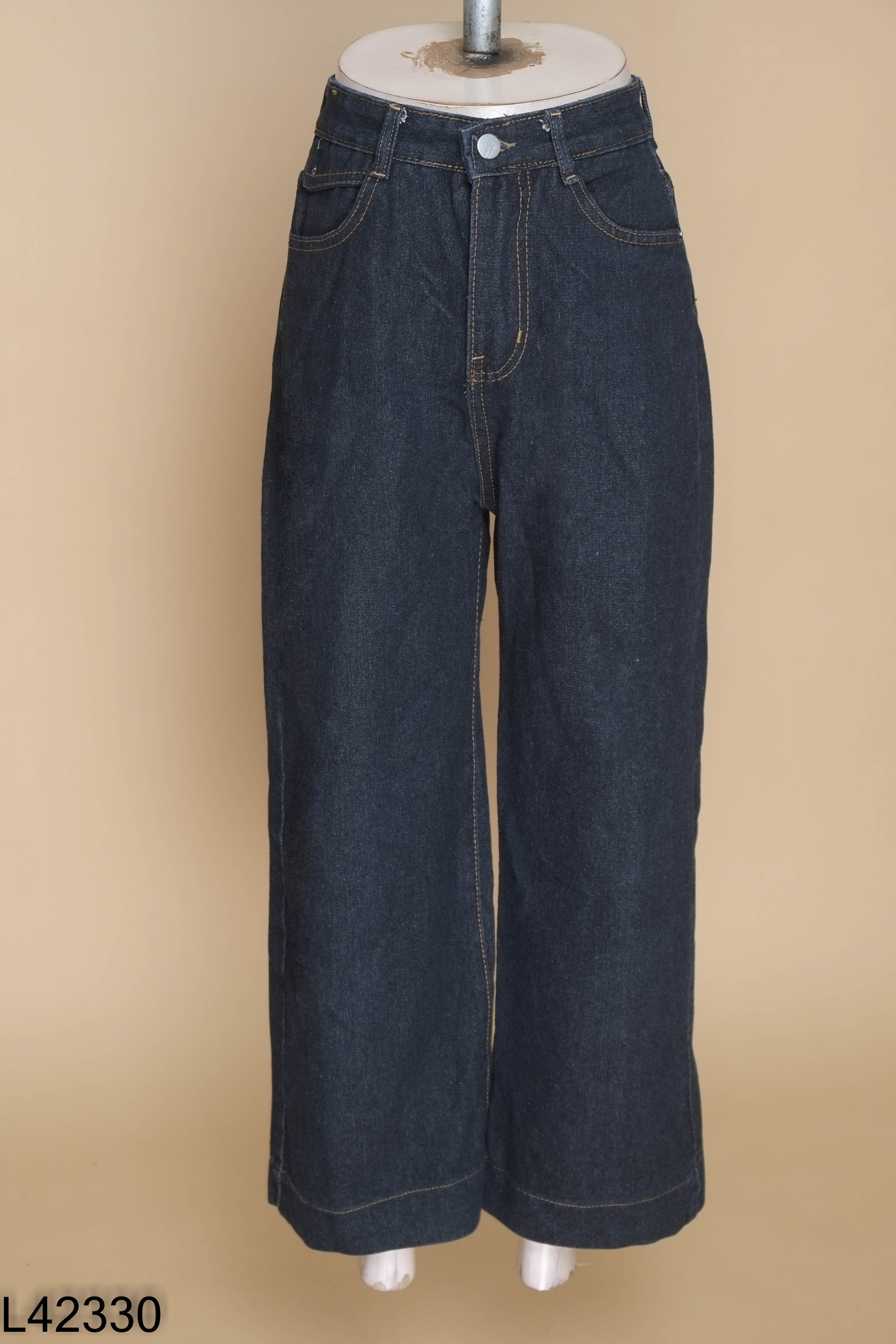 Quần jeans xanh ống rộng