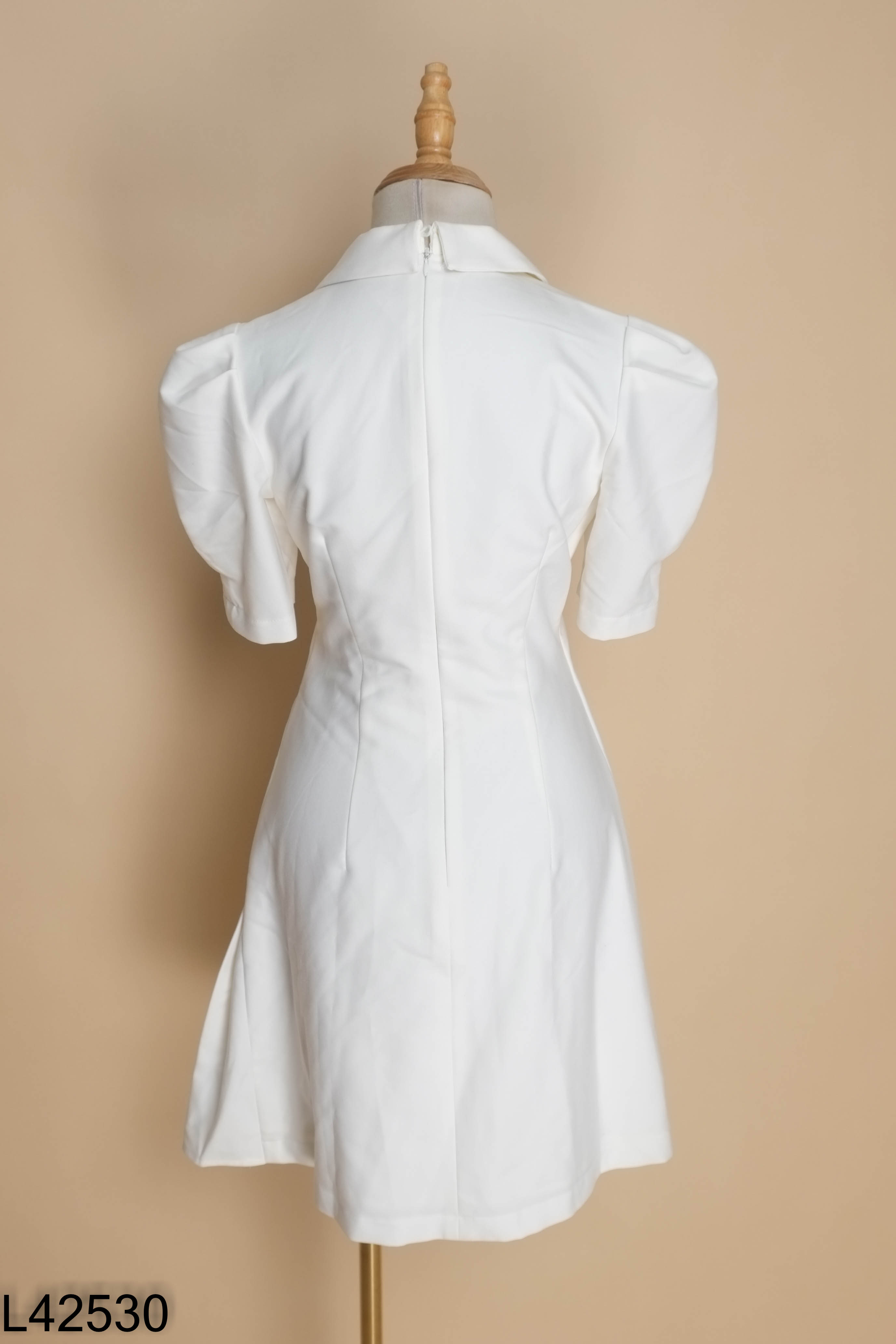 Váy CCHAT trắng cổ vest cúc bọc