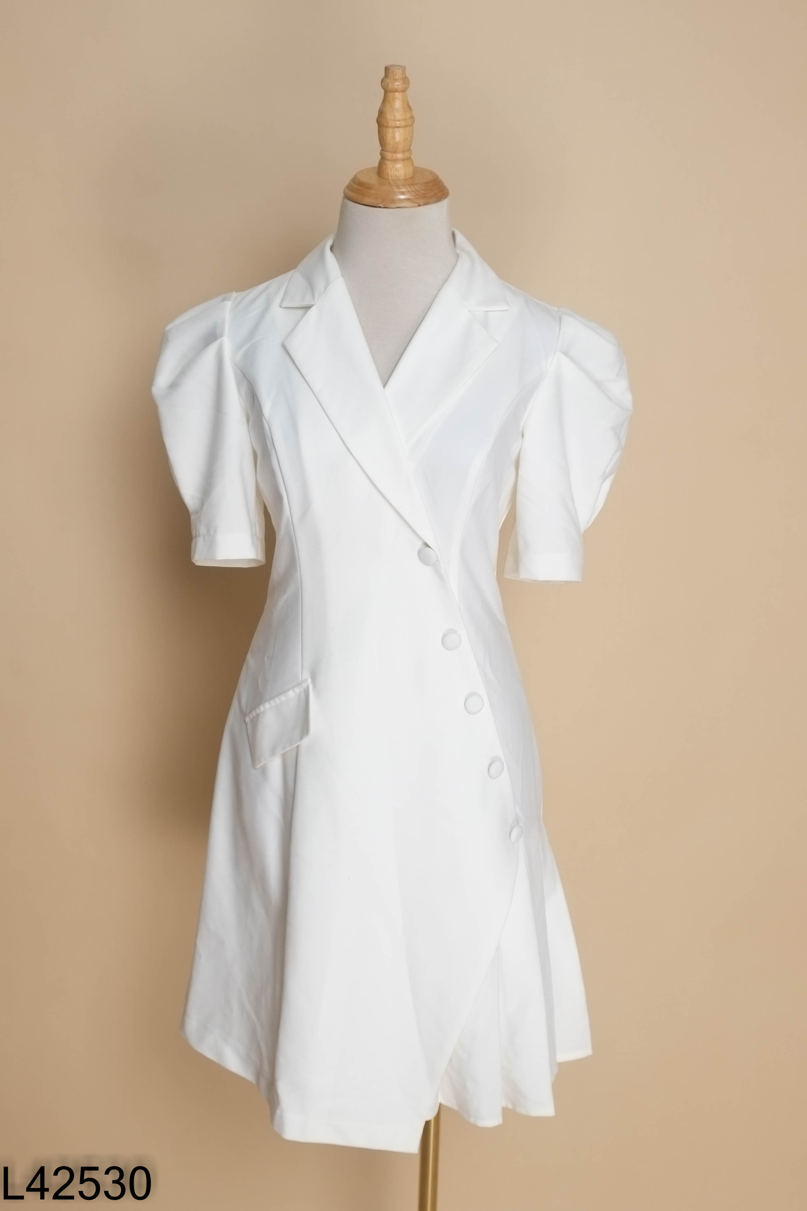 Váy CCHAT trắng cổ vest cúc bọc