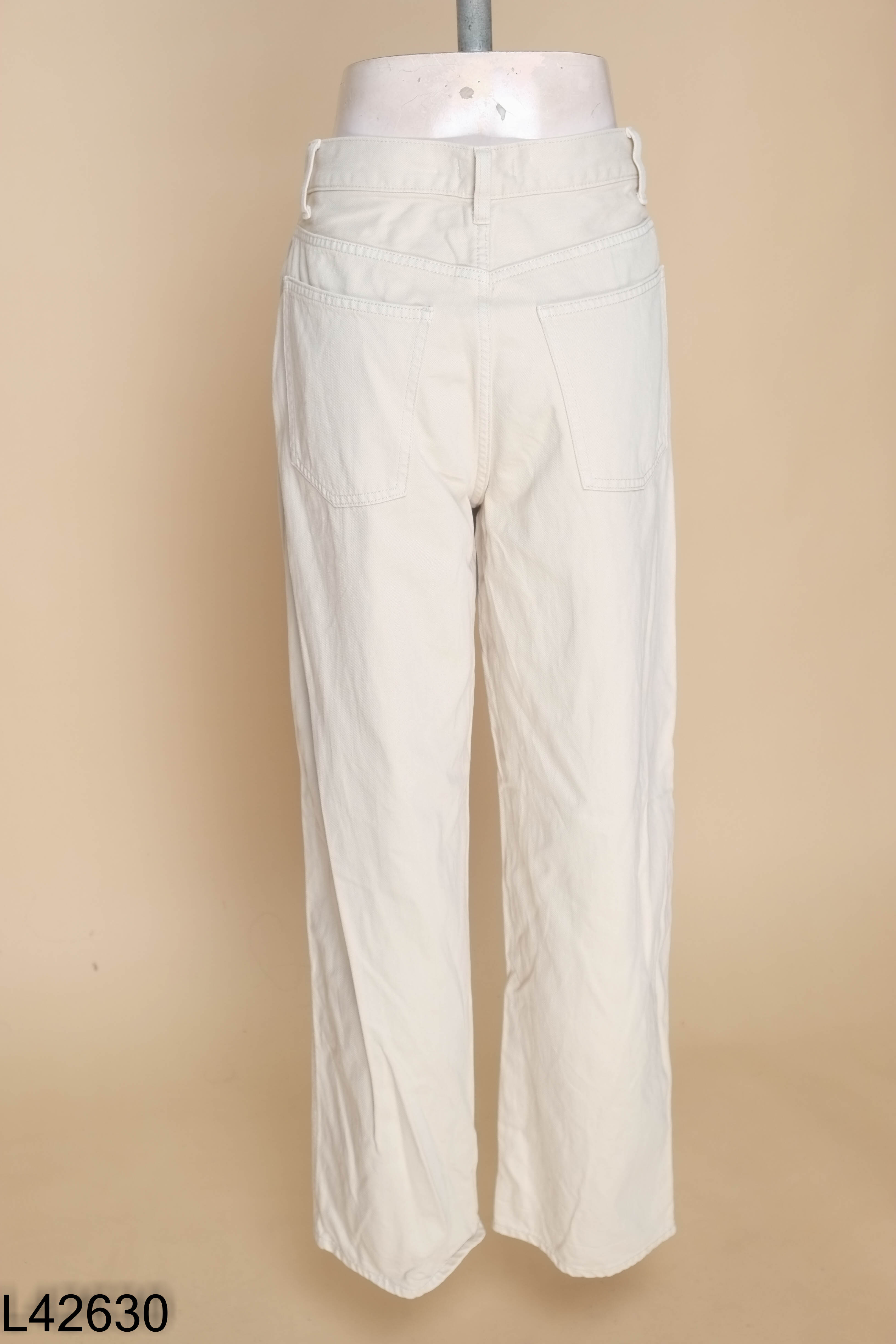 Quần kaki be suông UNIQLO