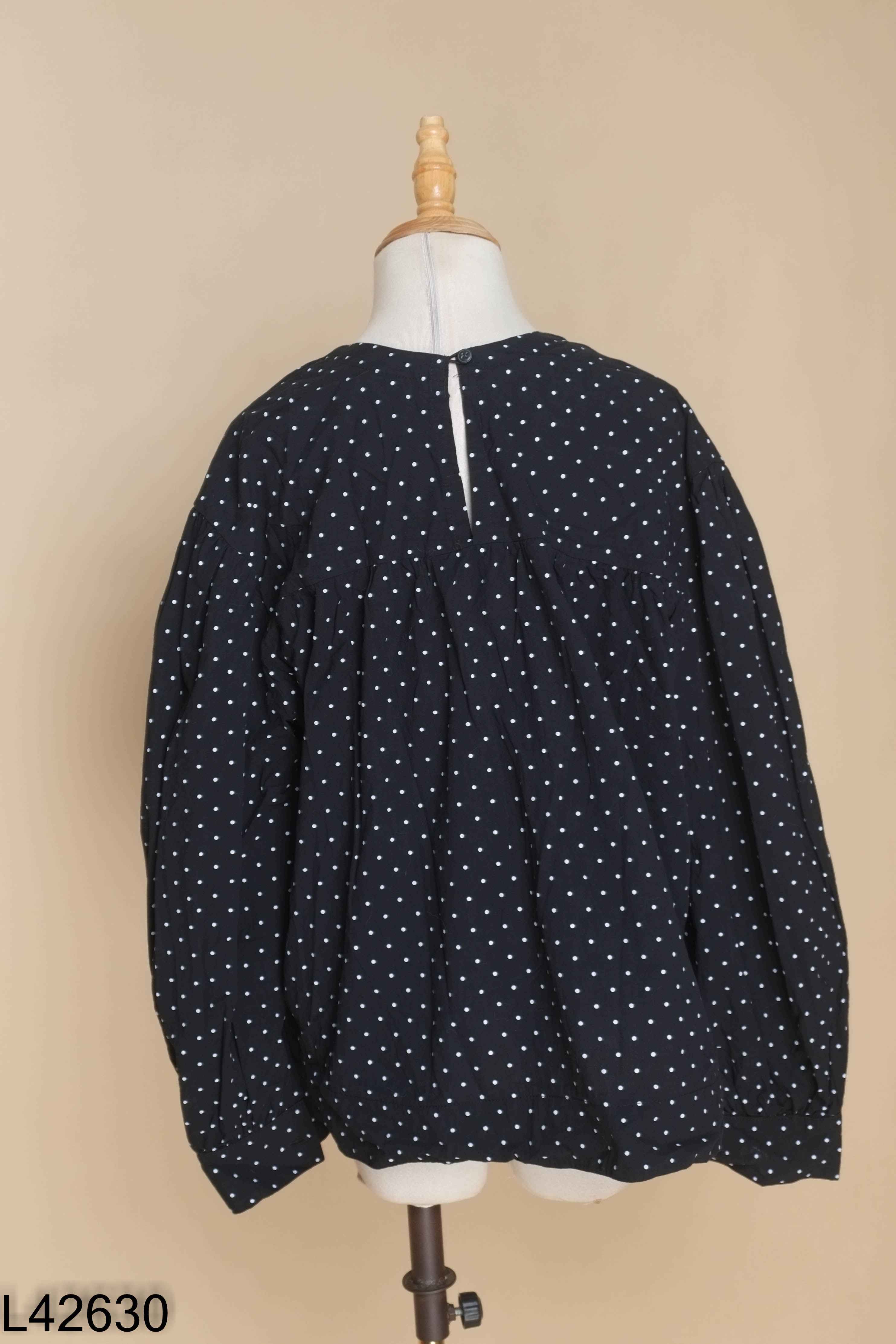 Áo đen dài tay chấm bi MIR.BYHI