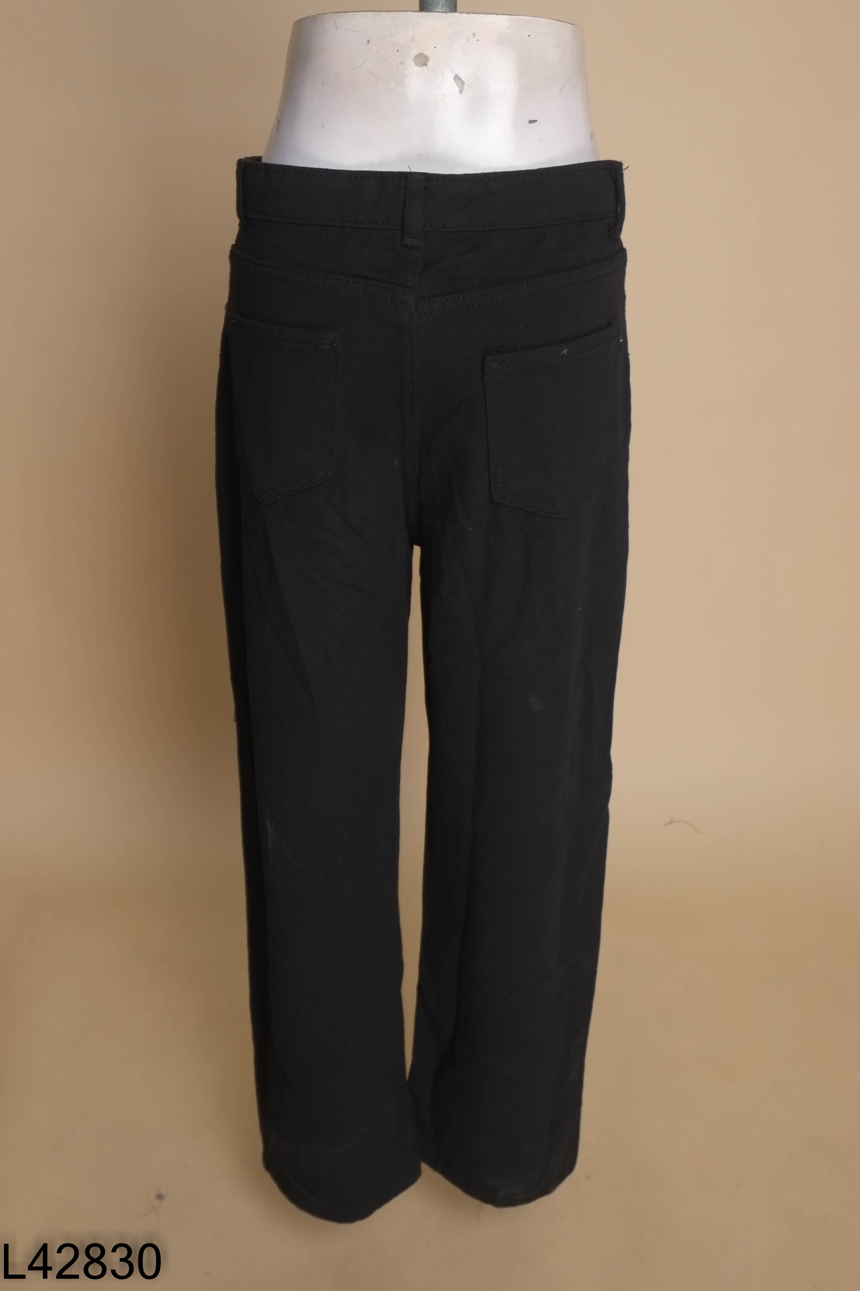 Quần jeans đen ống suông