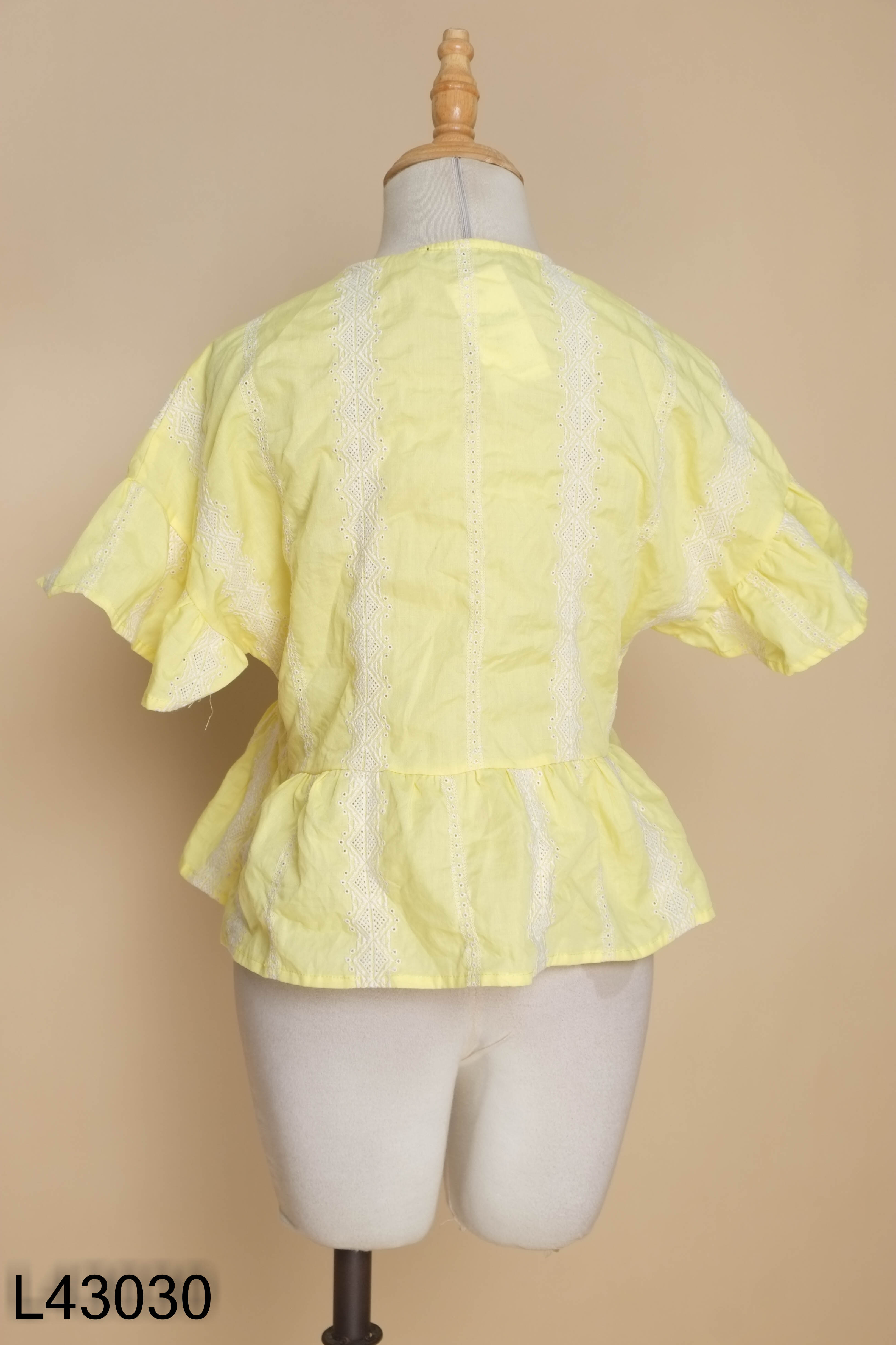 Áo vàng ZARA thêu họa tiết trắng (XUẤT)