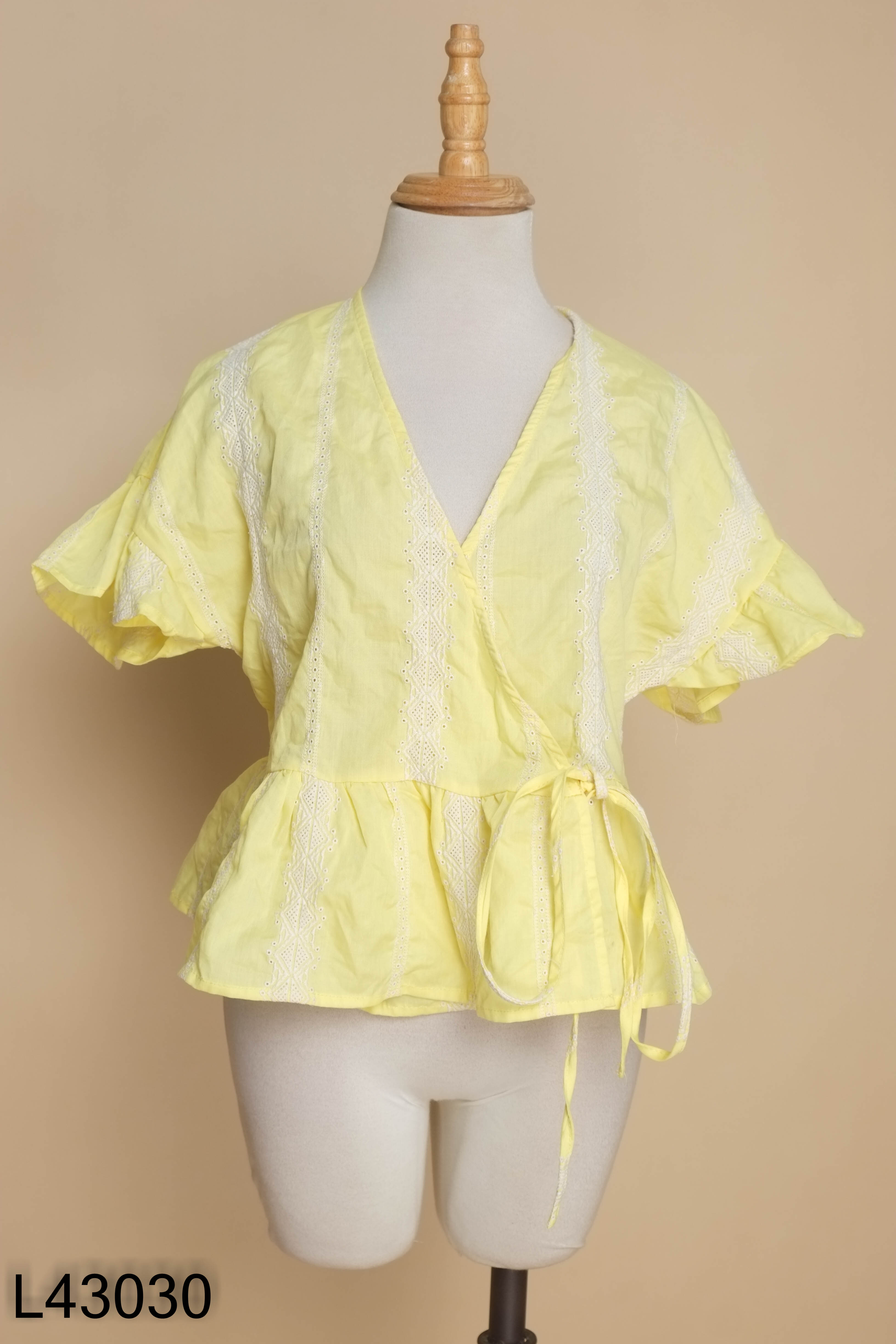 Áo vàng ZARA thêu họa tiết trắng (XUẤT)