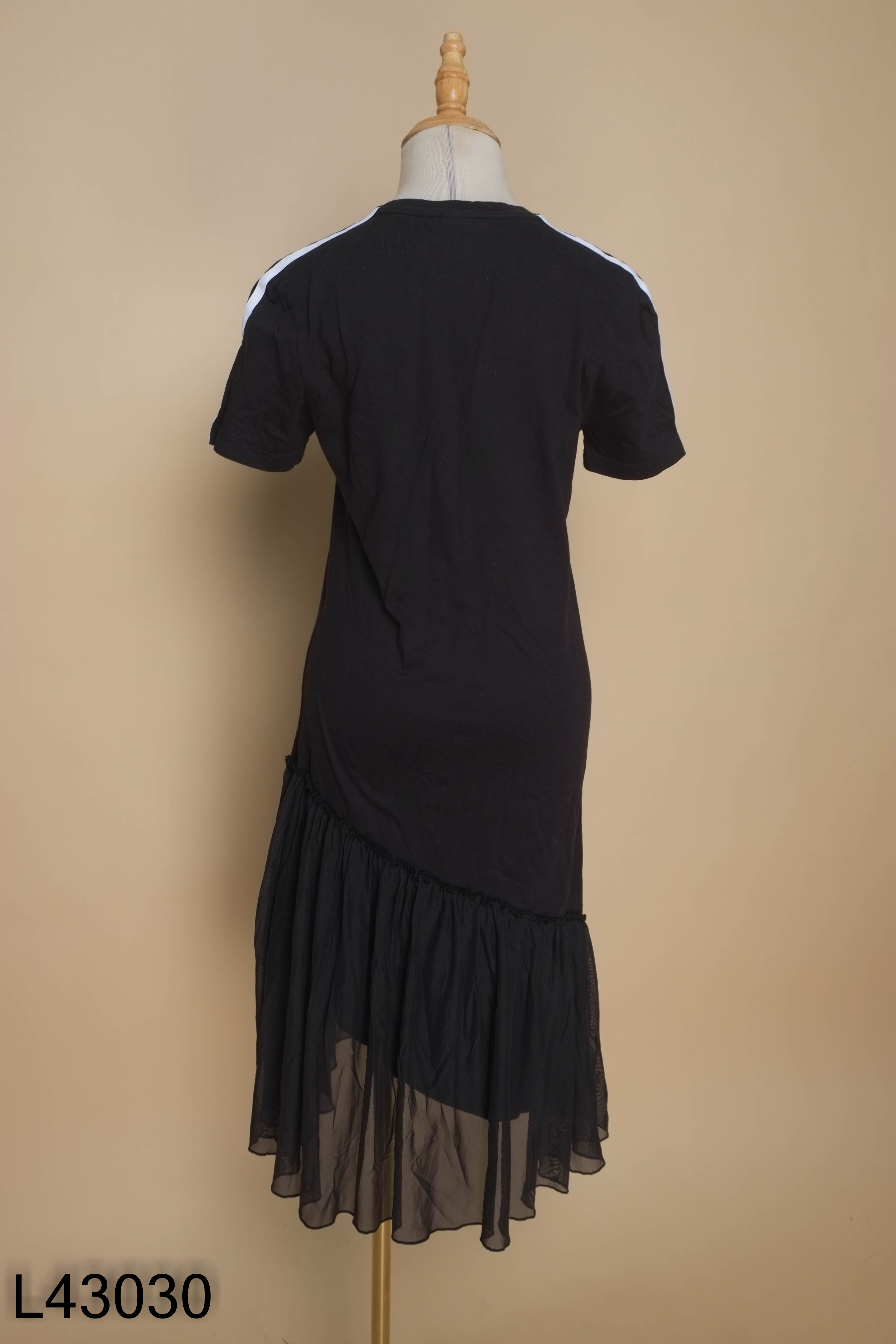 Váy đen NEW LOOK phối cúc