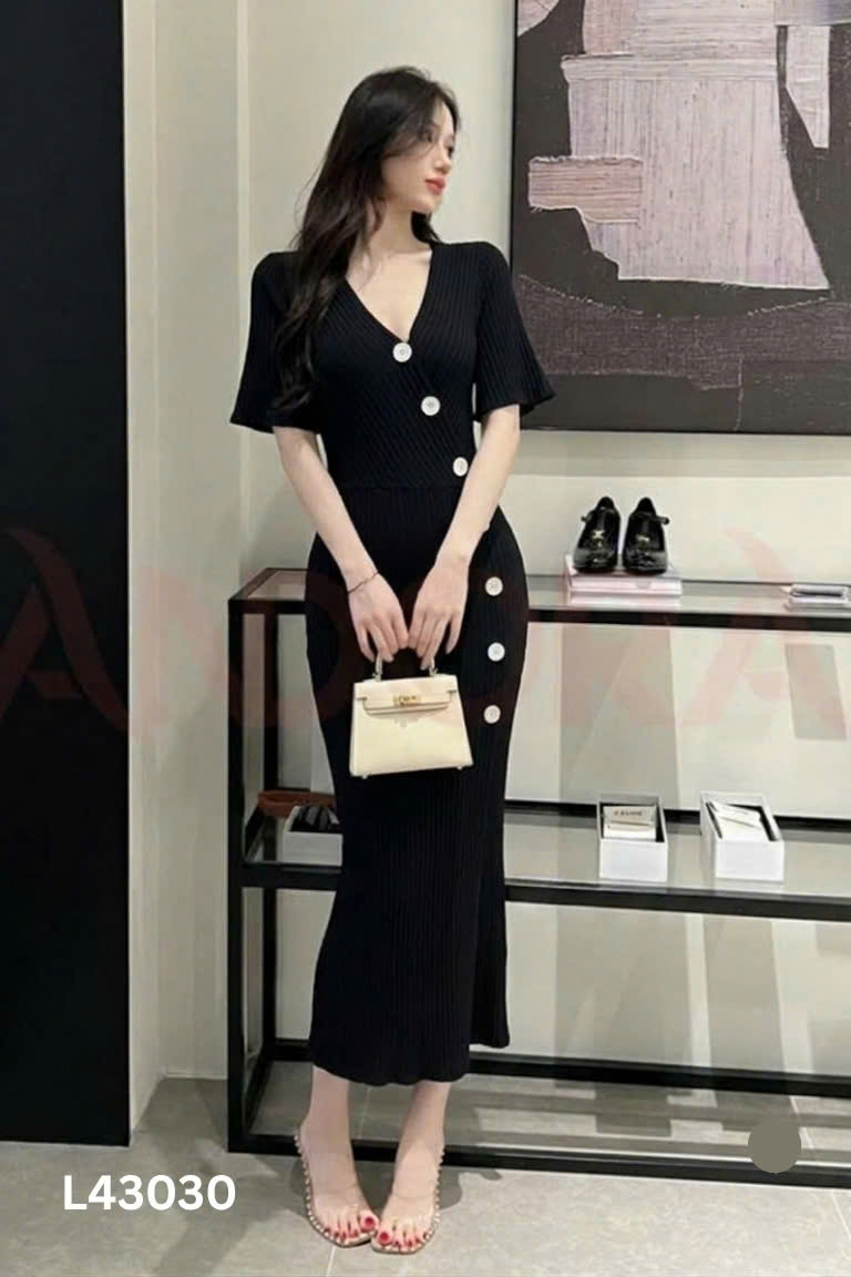 Váy đen NEW LOOK phối cúc
