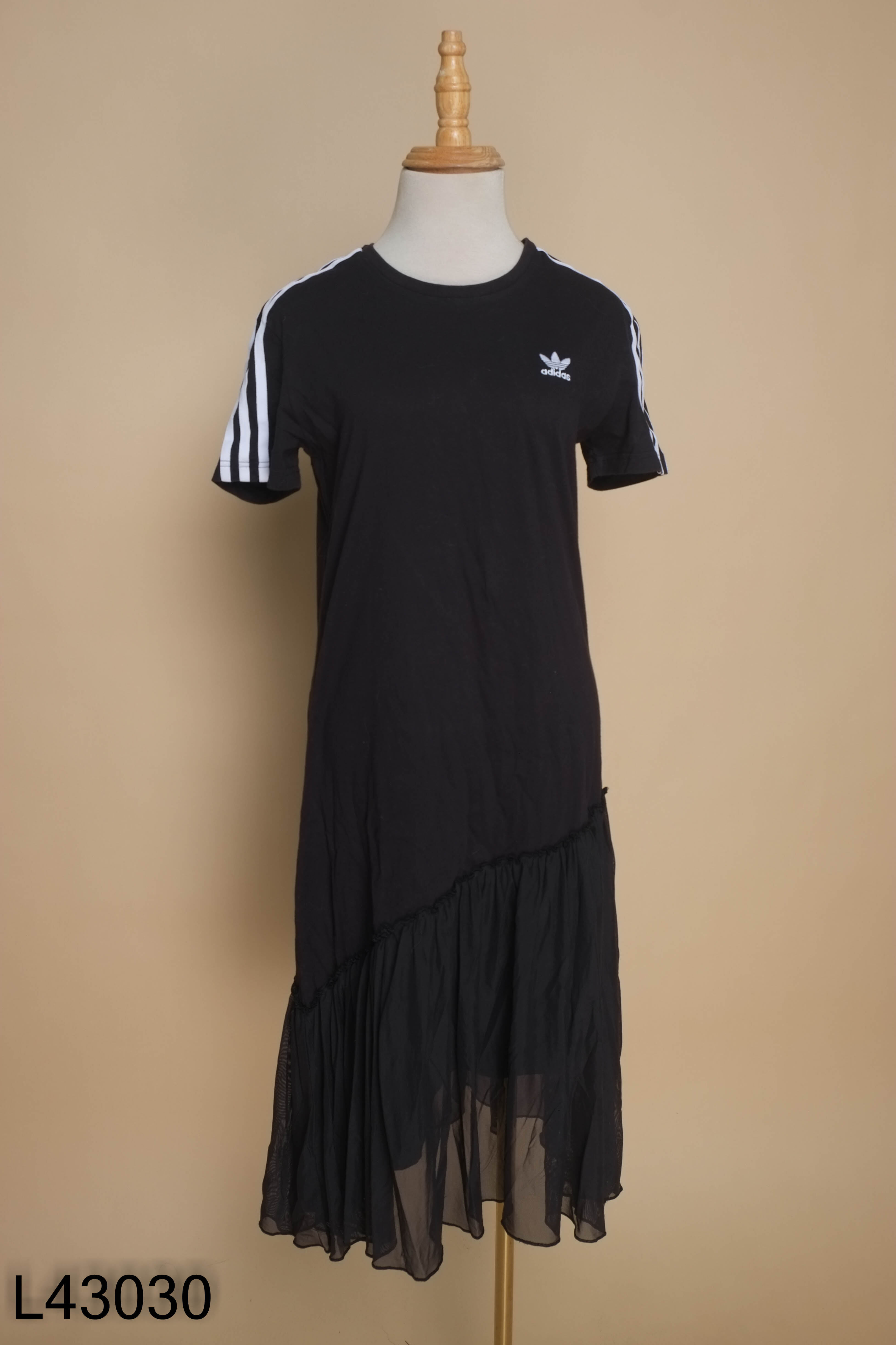 Váy đen NEW LOOK phối cúc