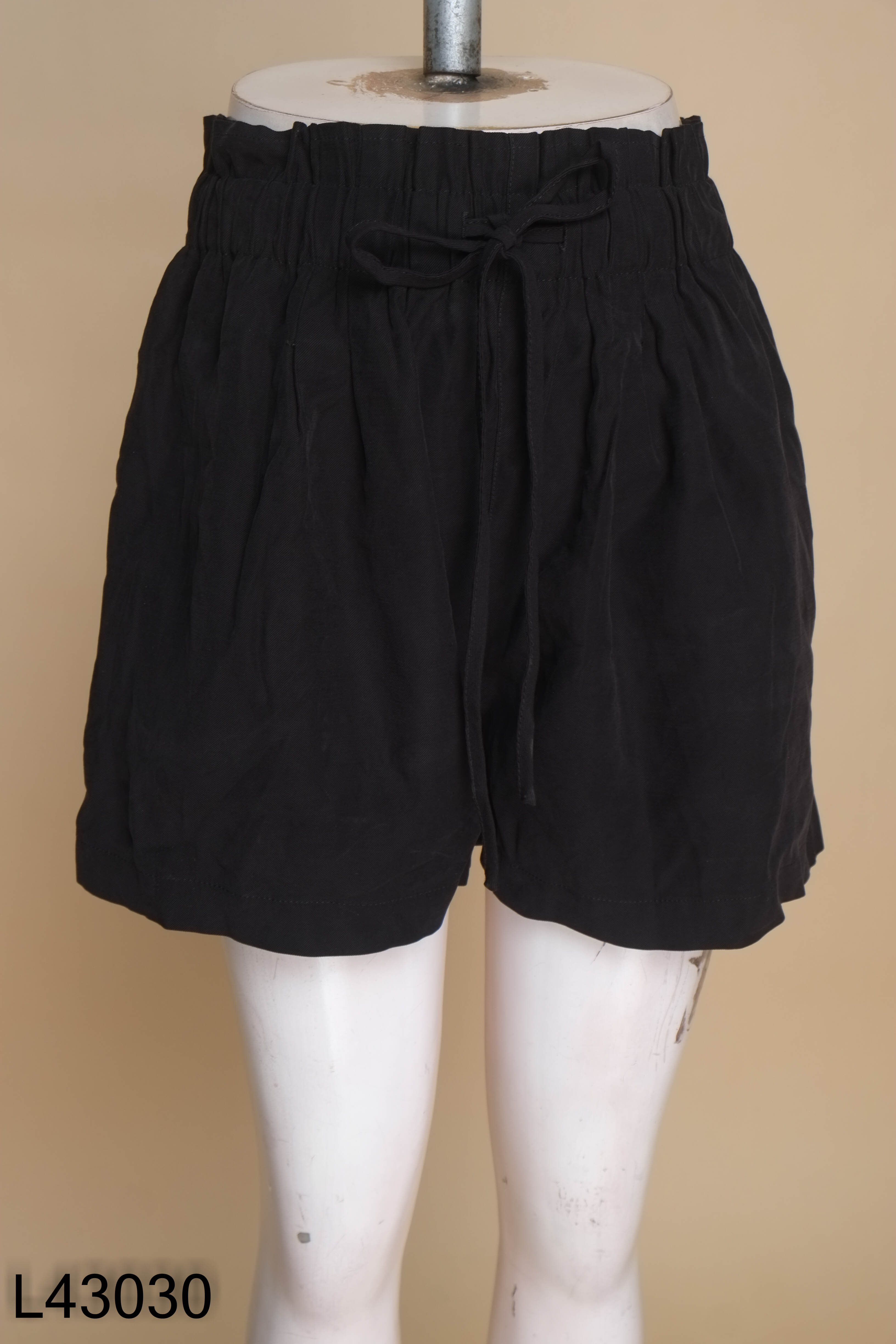 NEWTAG Quần shorts PULL BEAR đen