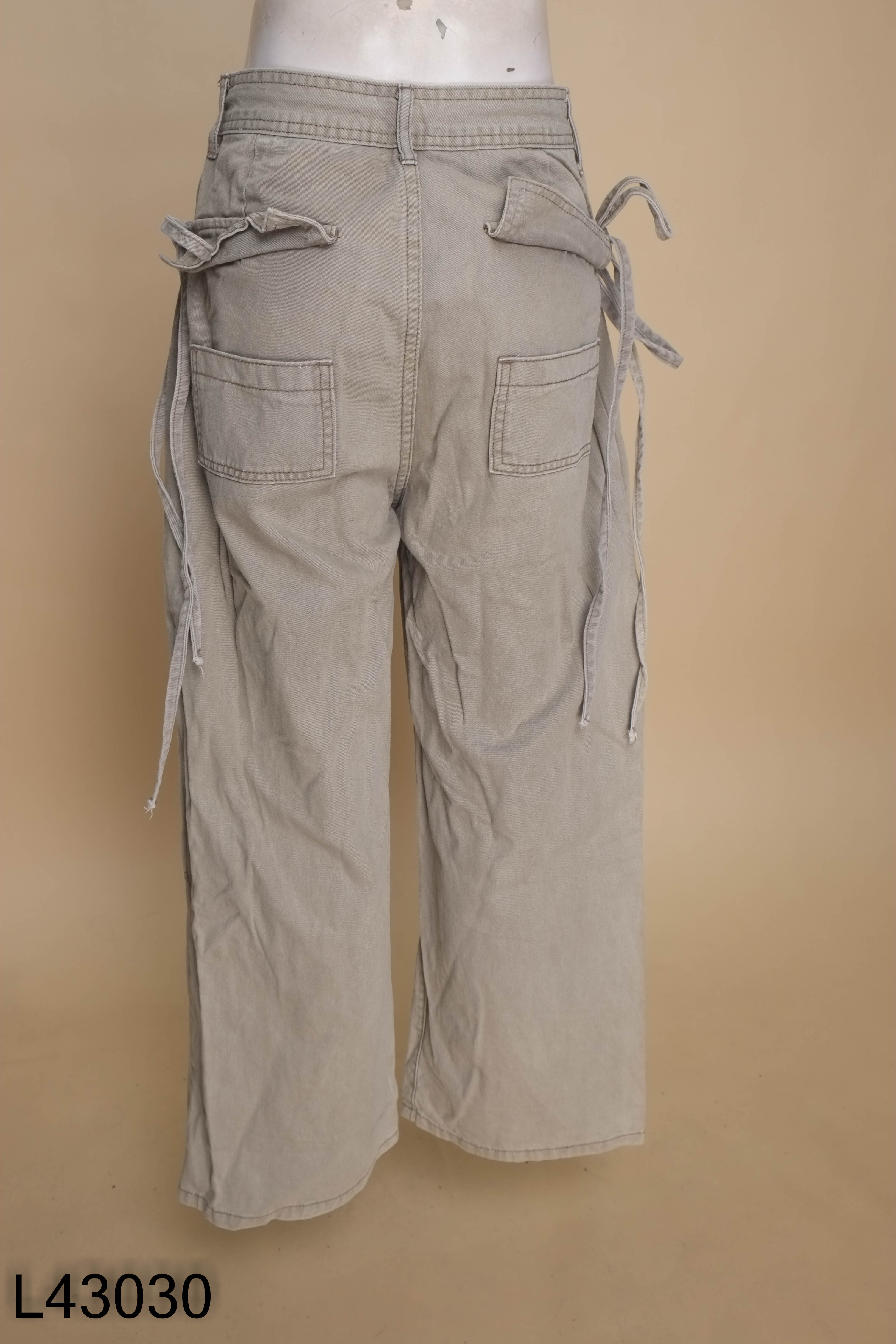 Quần kaki be túi hộp