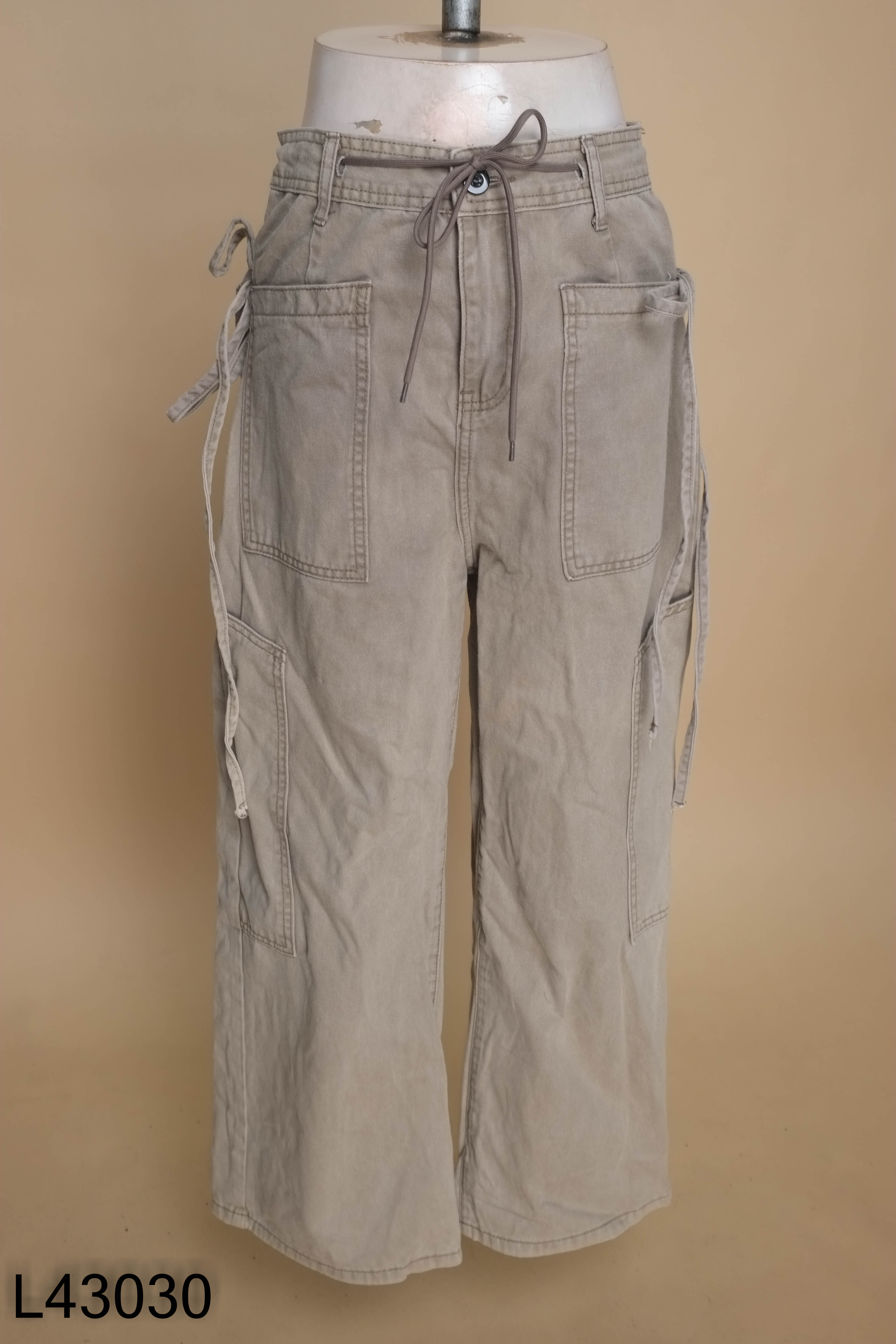 Quần kaki be túi hộp