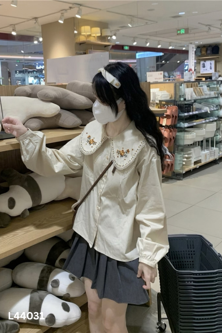 Áo sơ mi be cổ bèo thêu hoa
