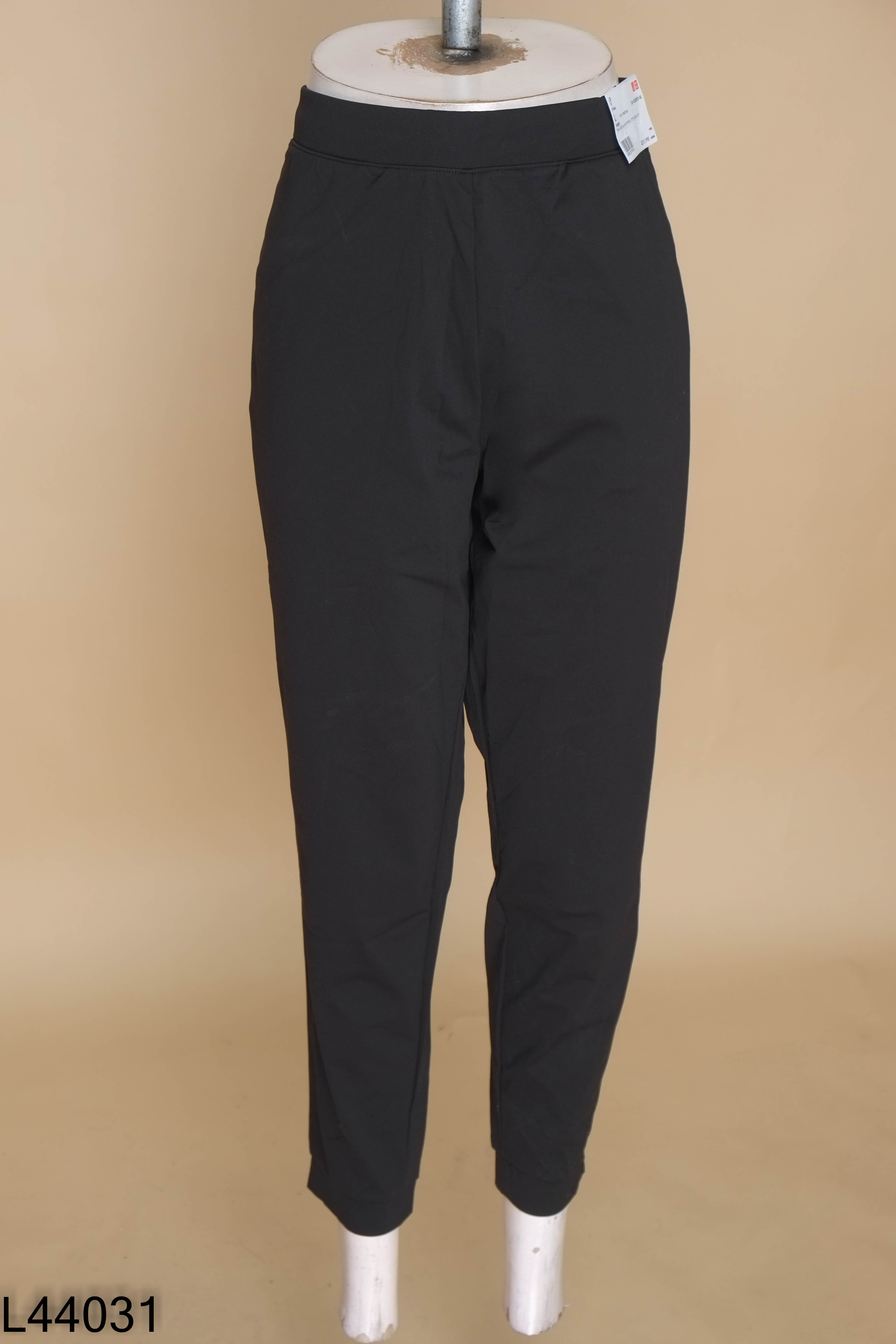 NEWTAG UNIQLO quần đen chun