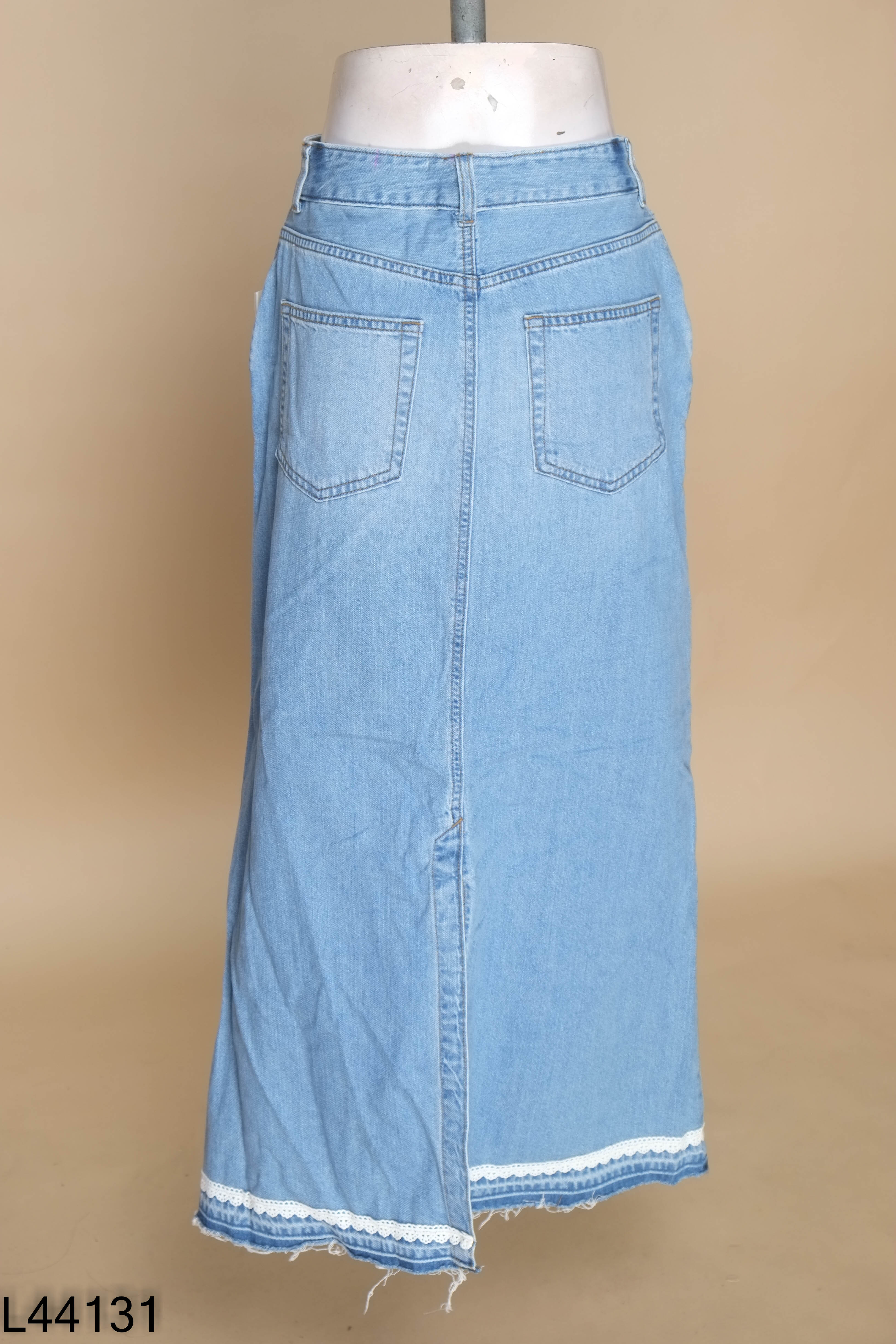 Chân váy jeans xanh GU đính nơ