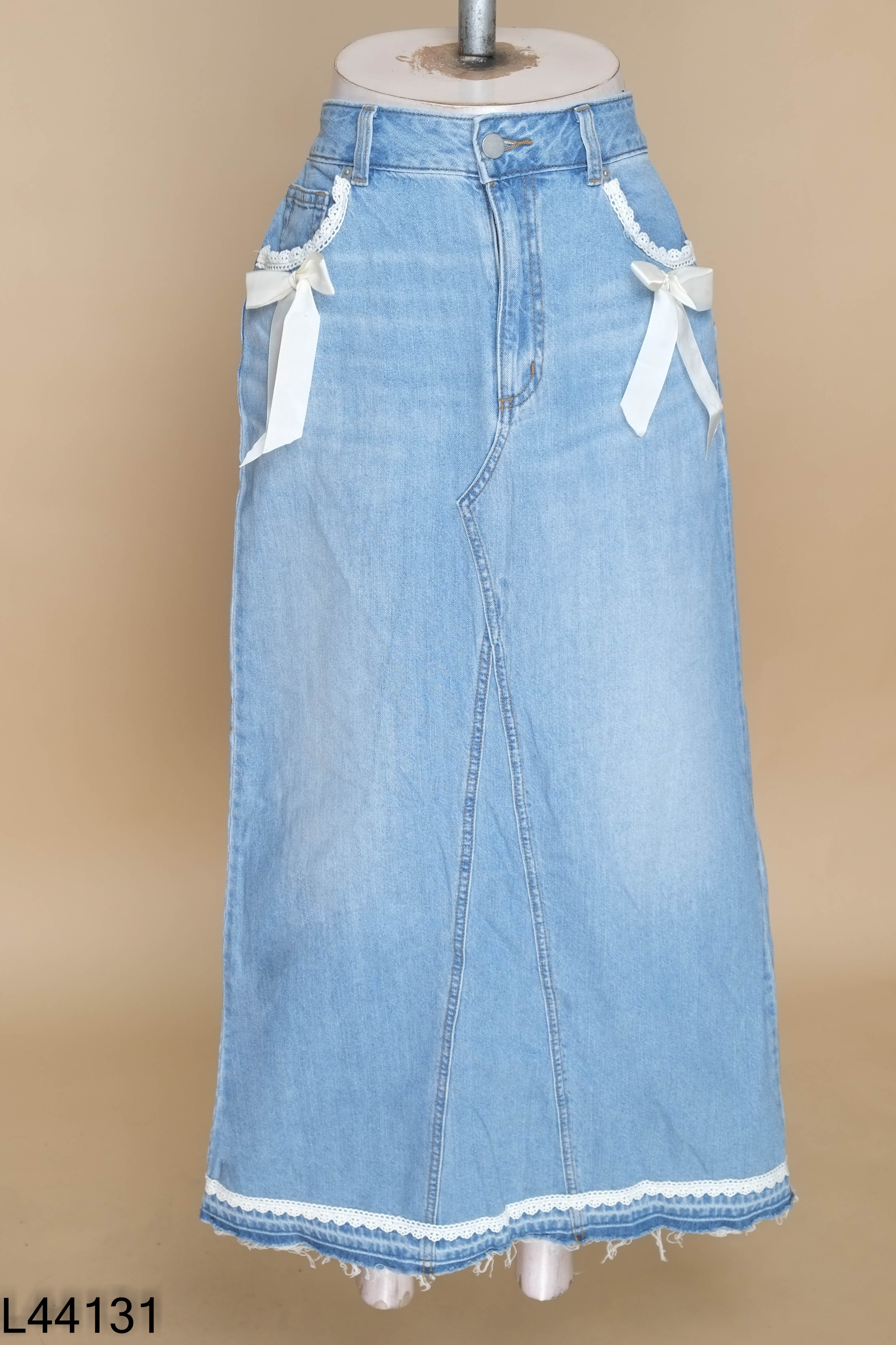 Chân váy jeans xanh GU đính nơ