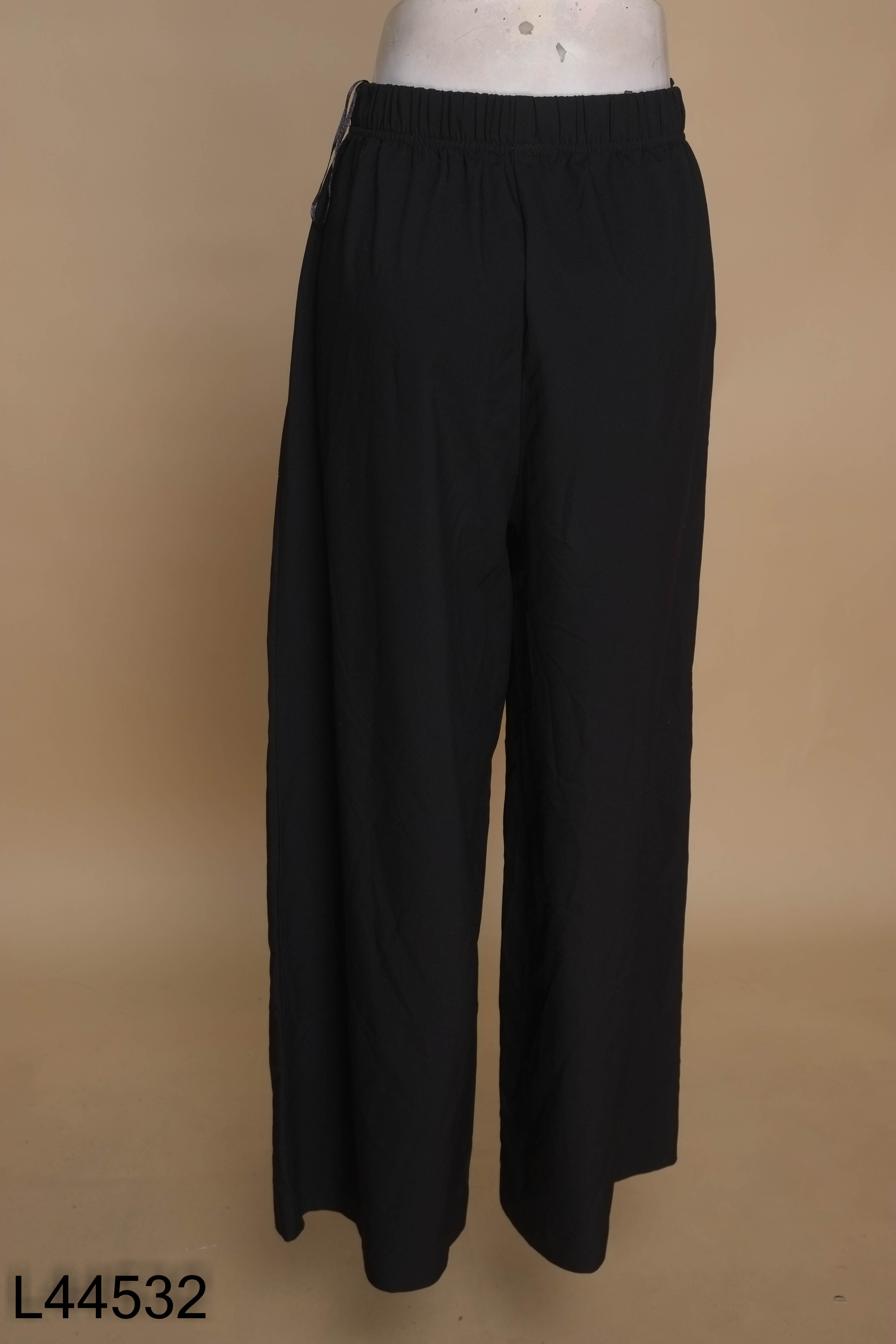 Quần đen linen dáng suông