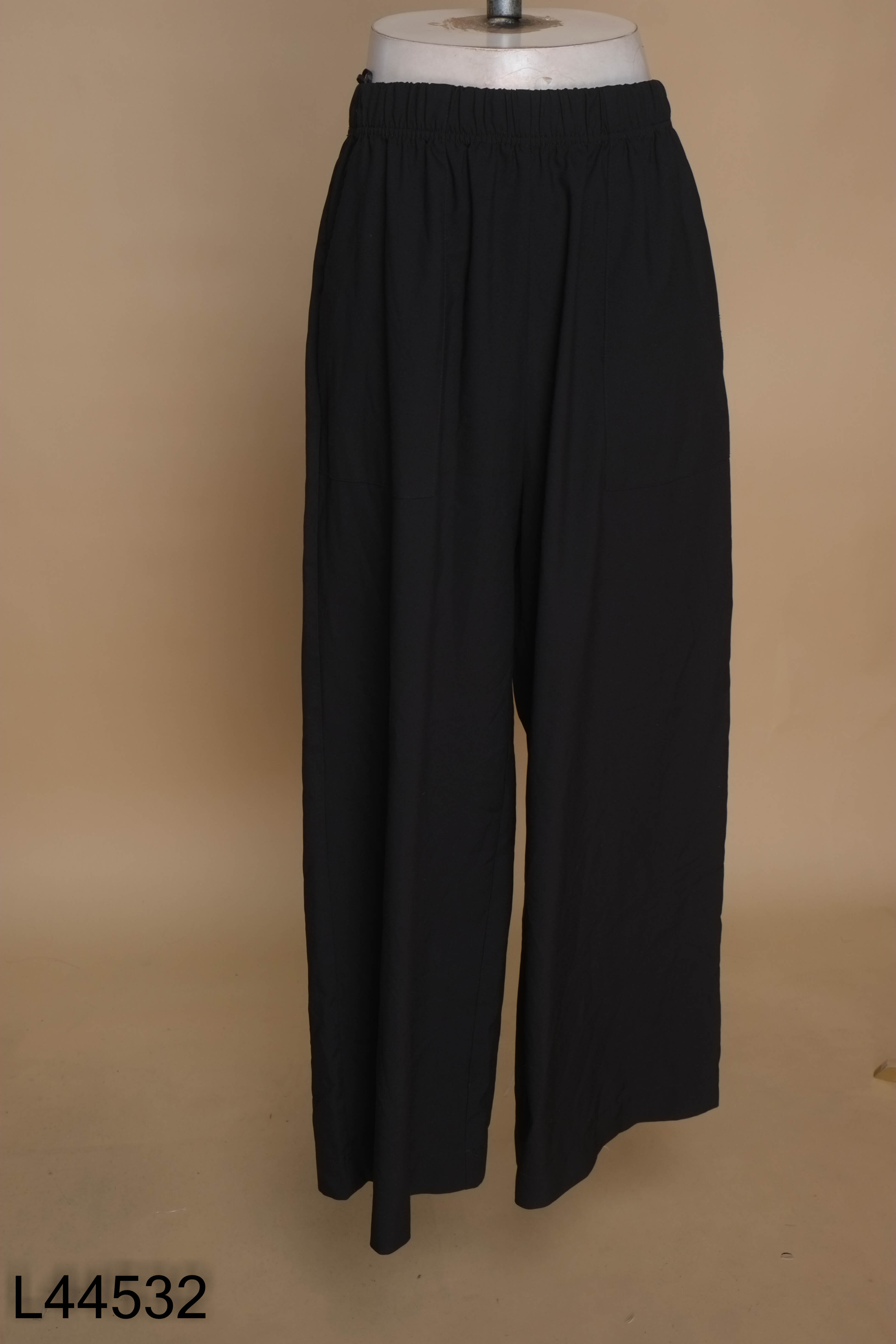 Quần đen linen dáng suông