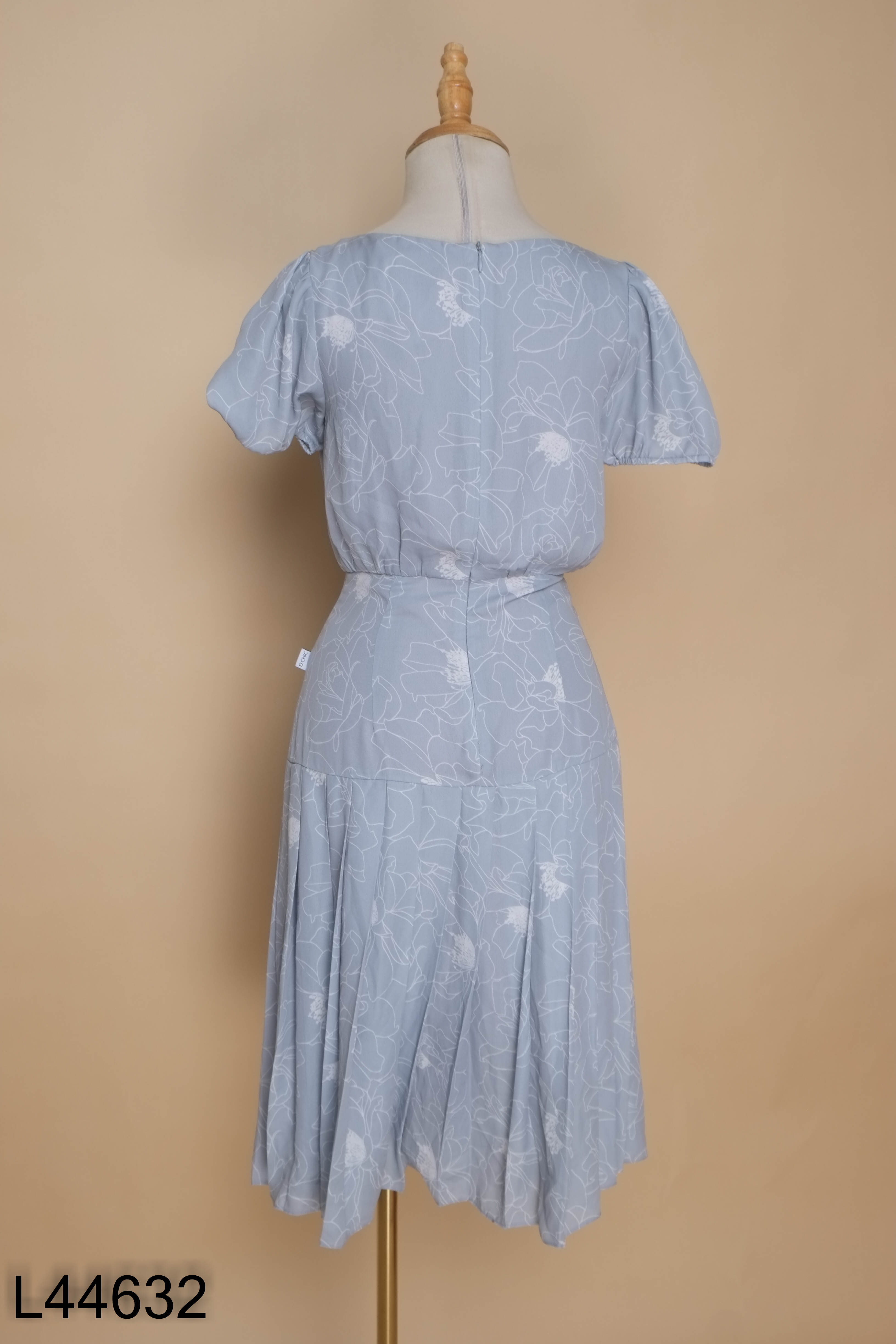Váy xám D.CHIC hoa trắng