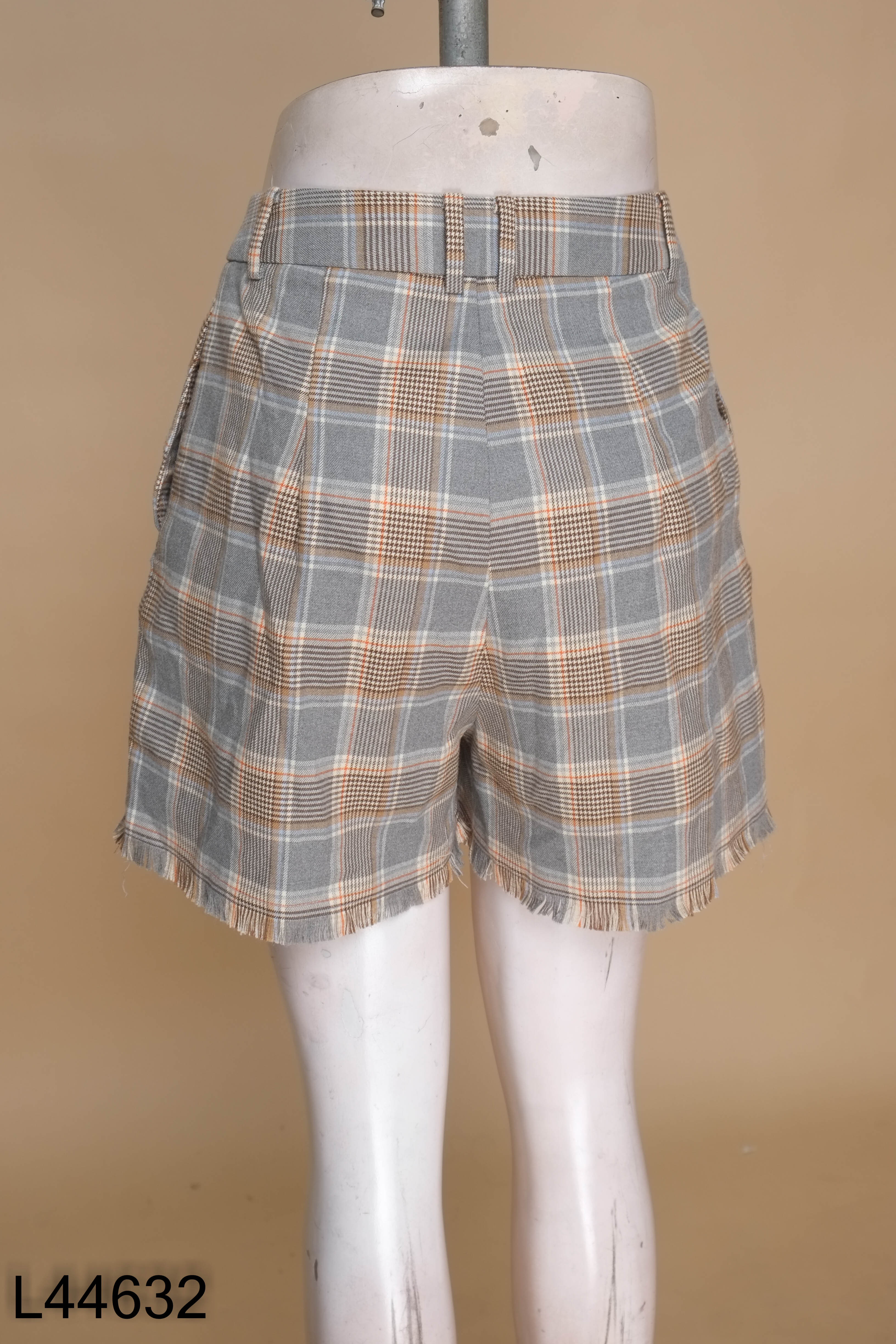 Quần shorts ADORE DRESS xám kẻ be
