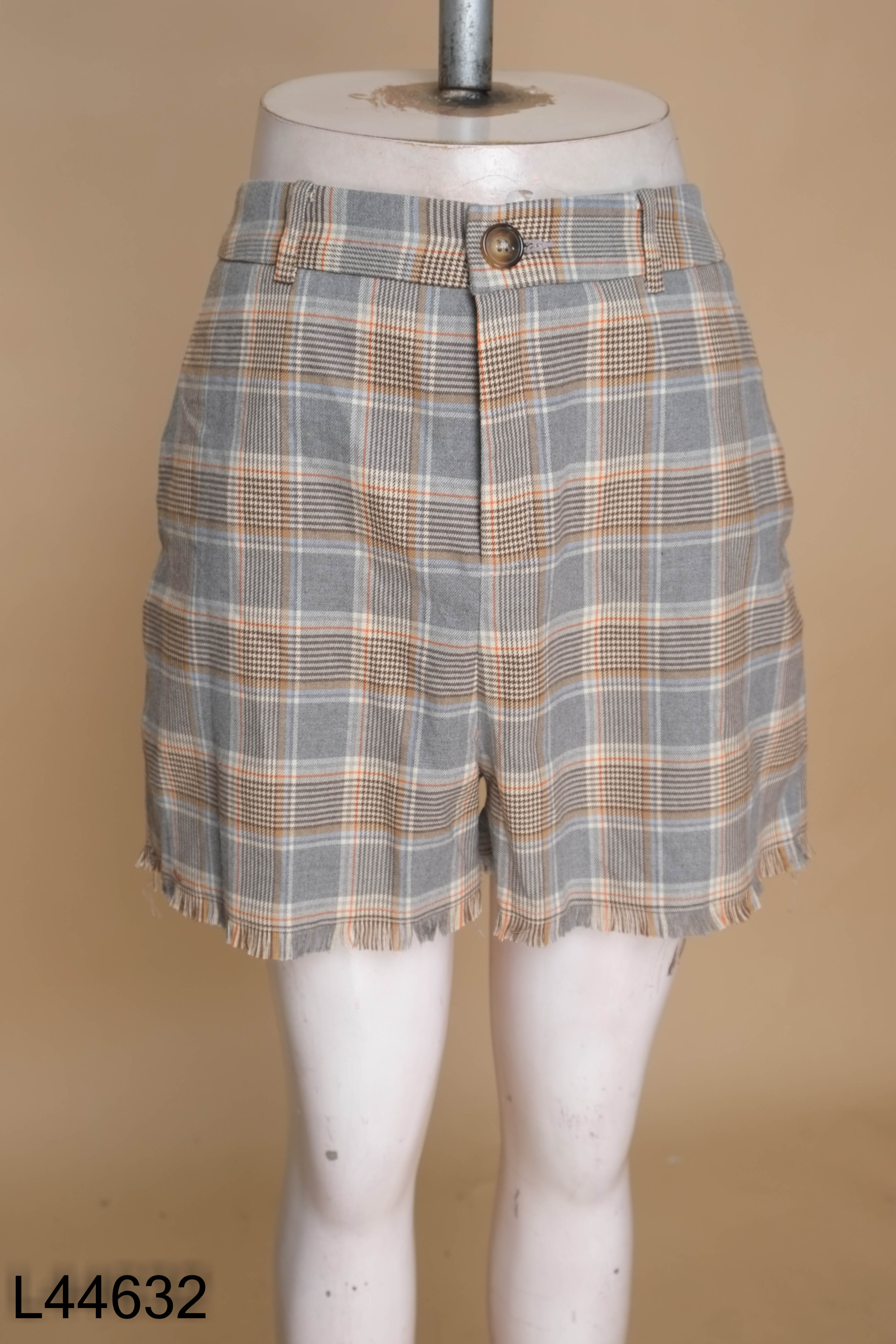 Quần shorts ADORE DRESS xám kẻ be