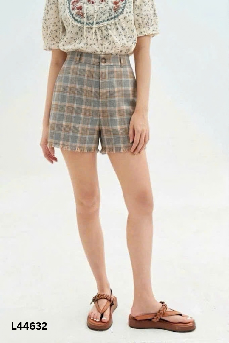 Quần shorts ADORE DRESS xám kẻ be