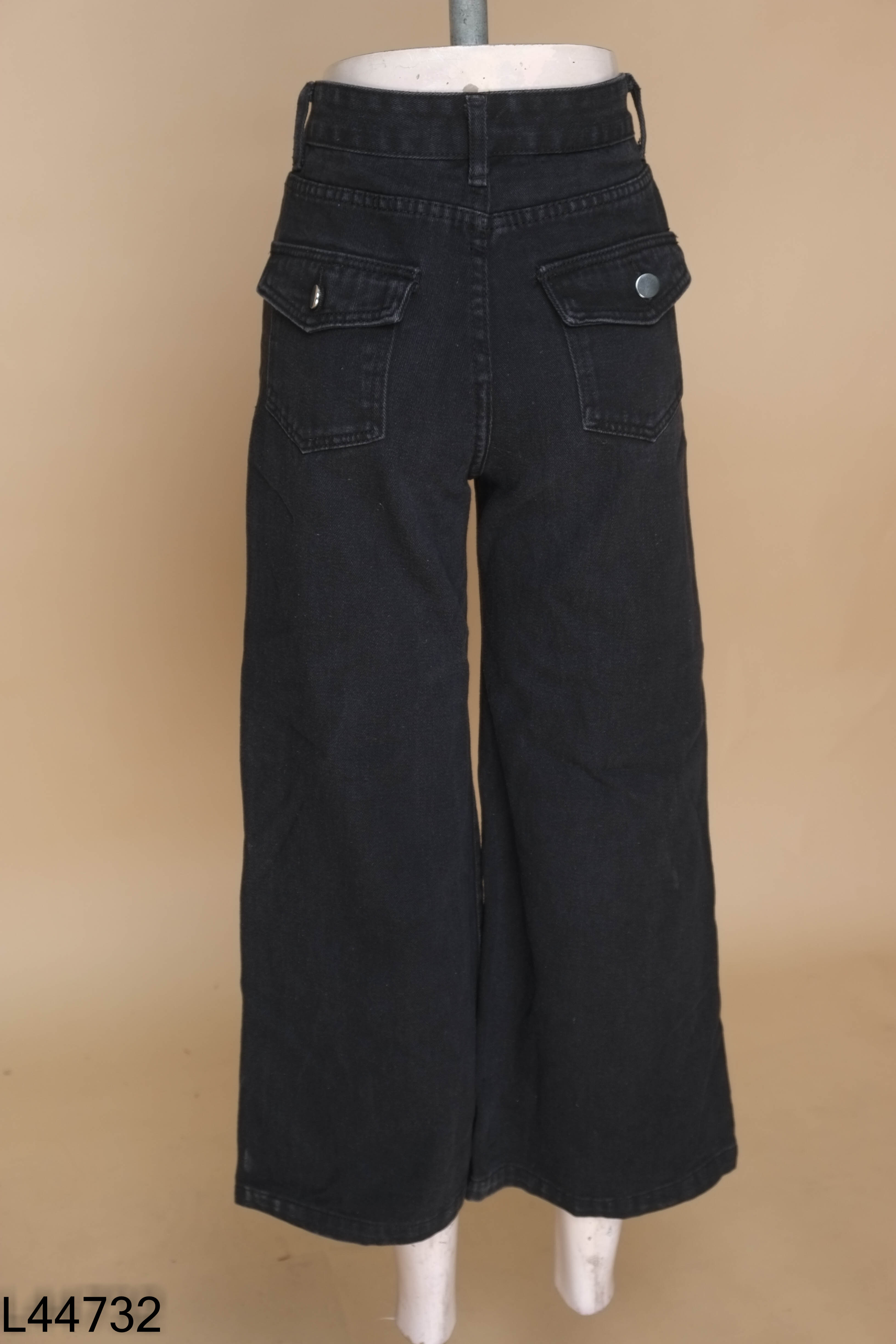 Quần jeans đen suông túi sau