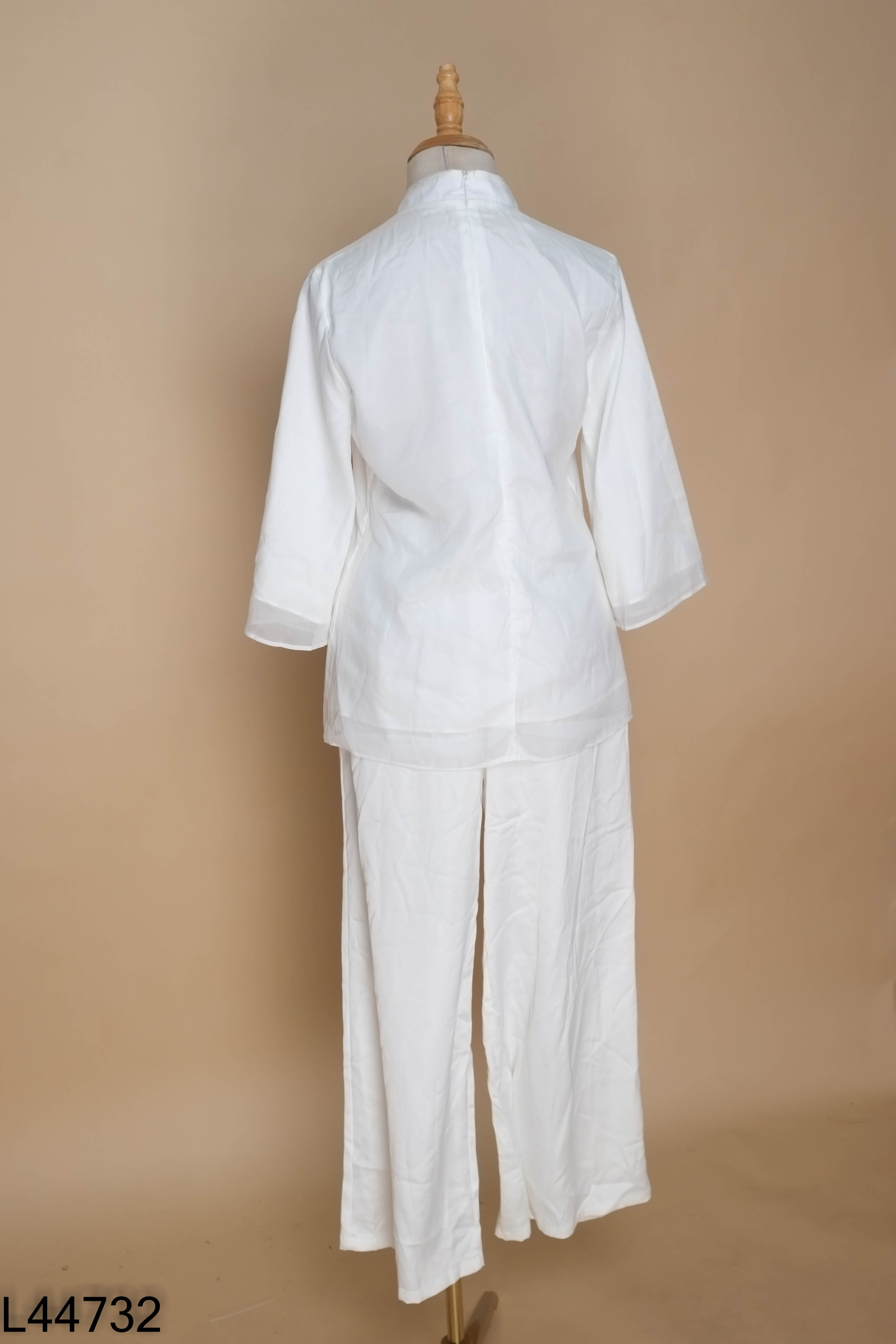 SET áo trắng thêu hoa+ quần