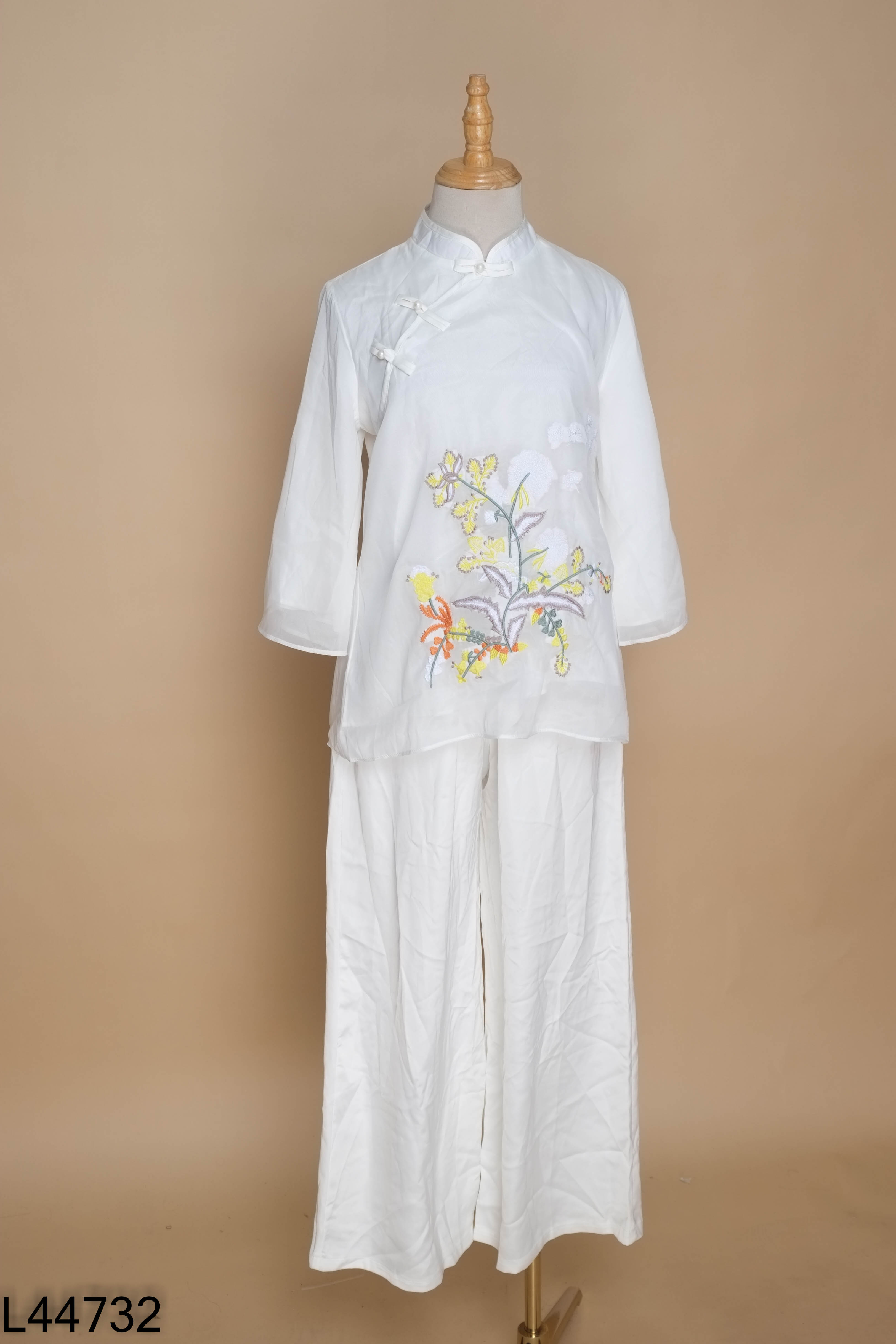 SET áo trắng thêu hoa+ quần