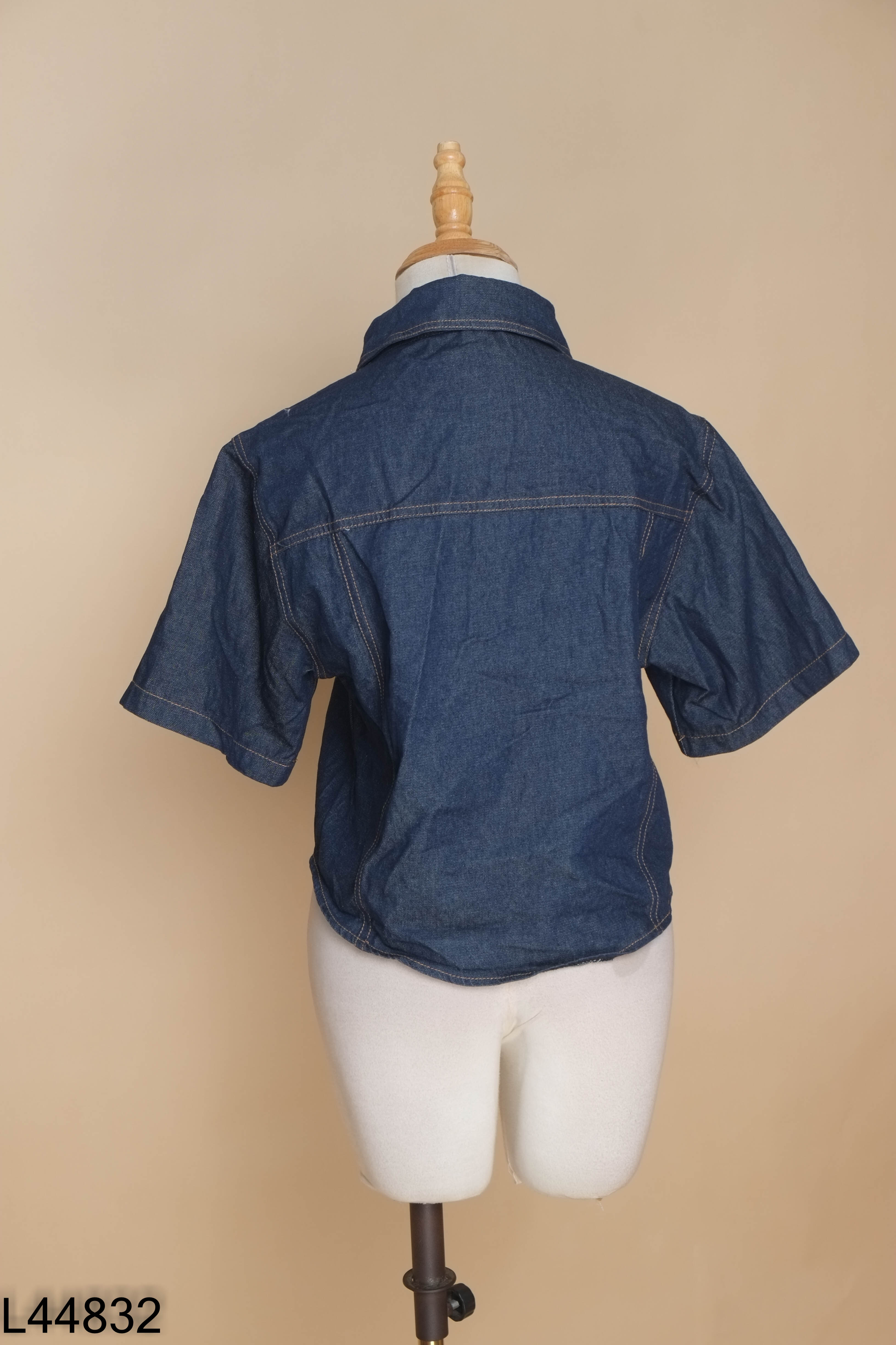 Áo jeans xanh tay cộc dáng ngắn