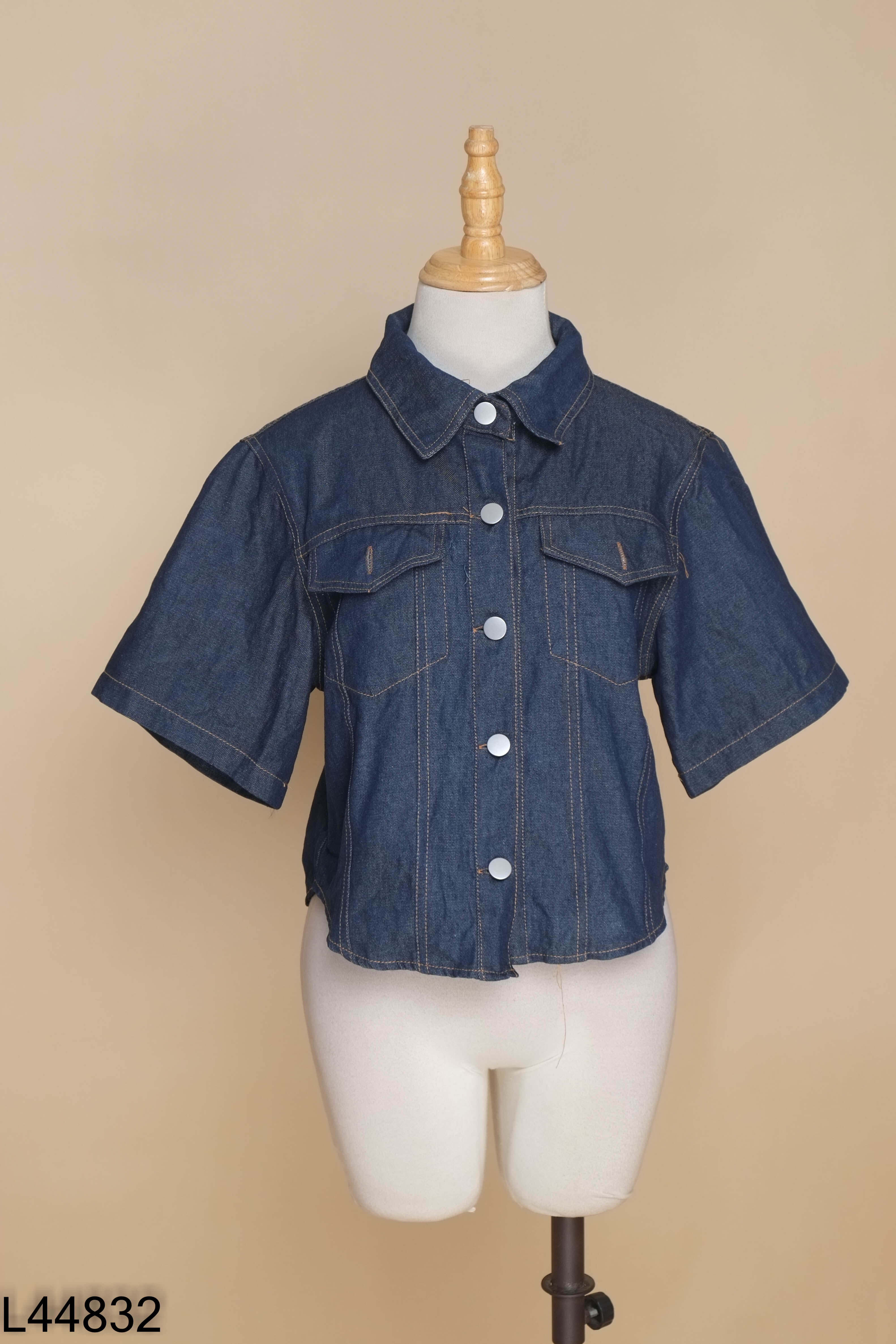 Áo jeans xanh tay cộc dáng ngắn