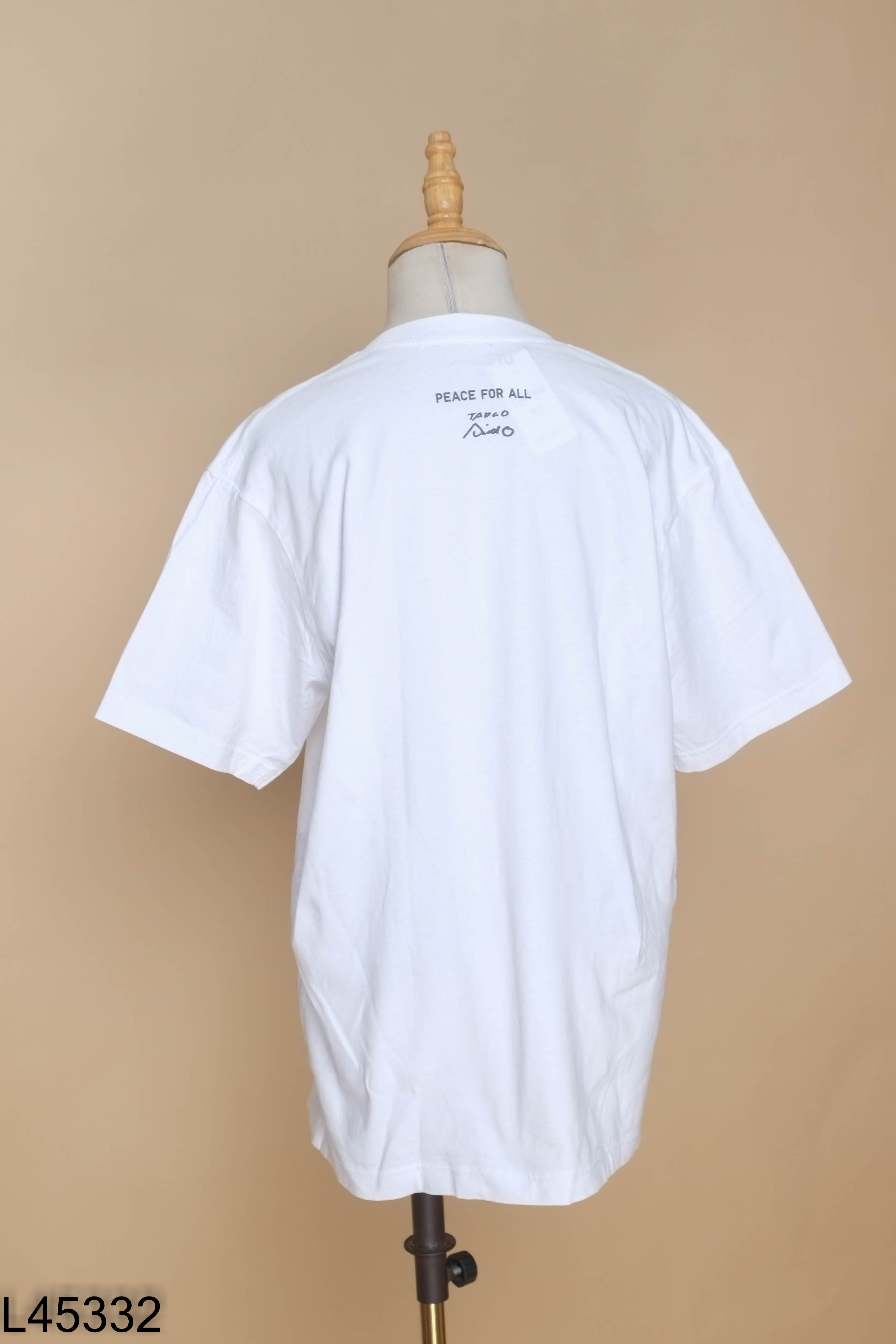 Áo thun trắng UNIQLO họa tiết