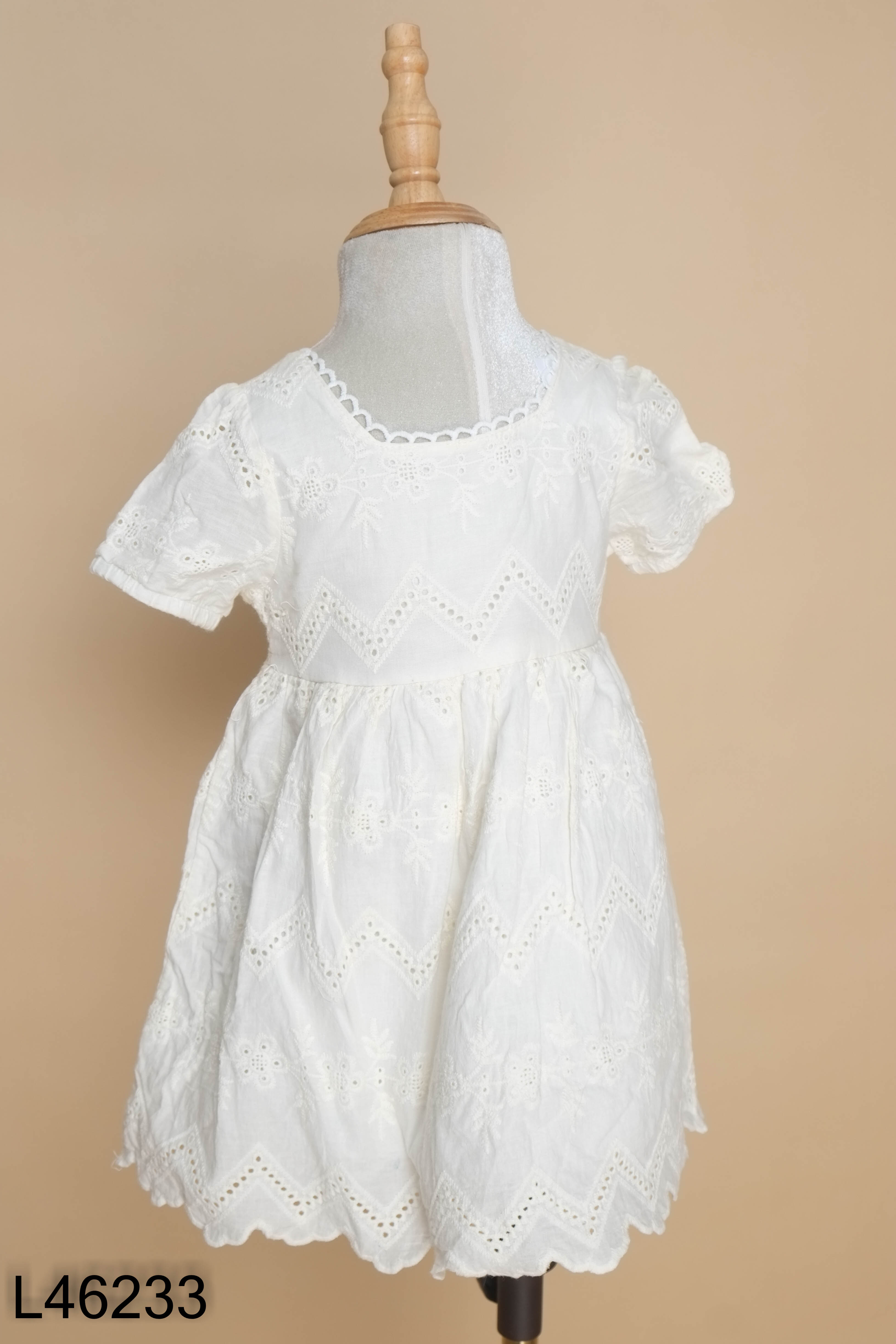 Váy trắng ren cổ vuông kids