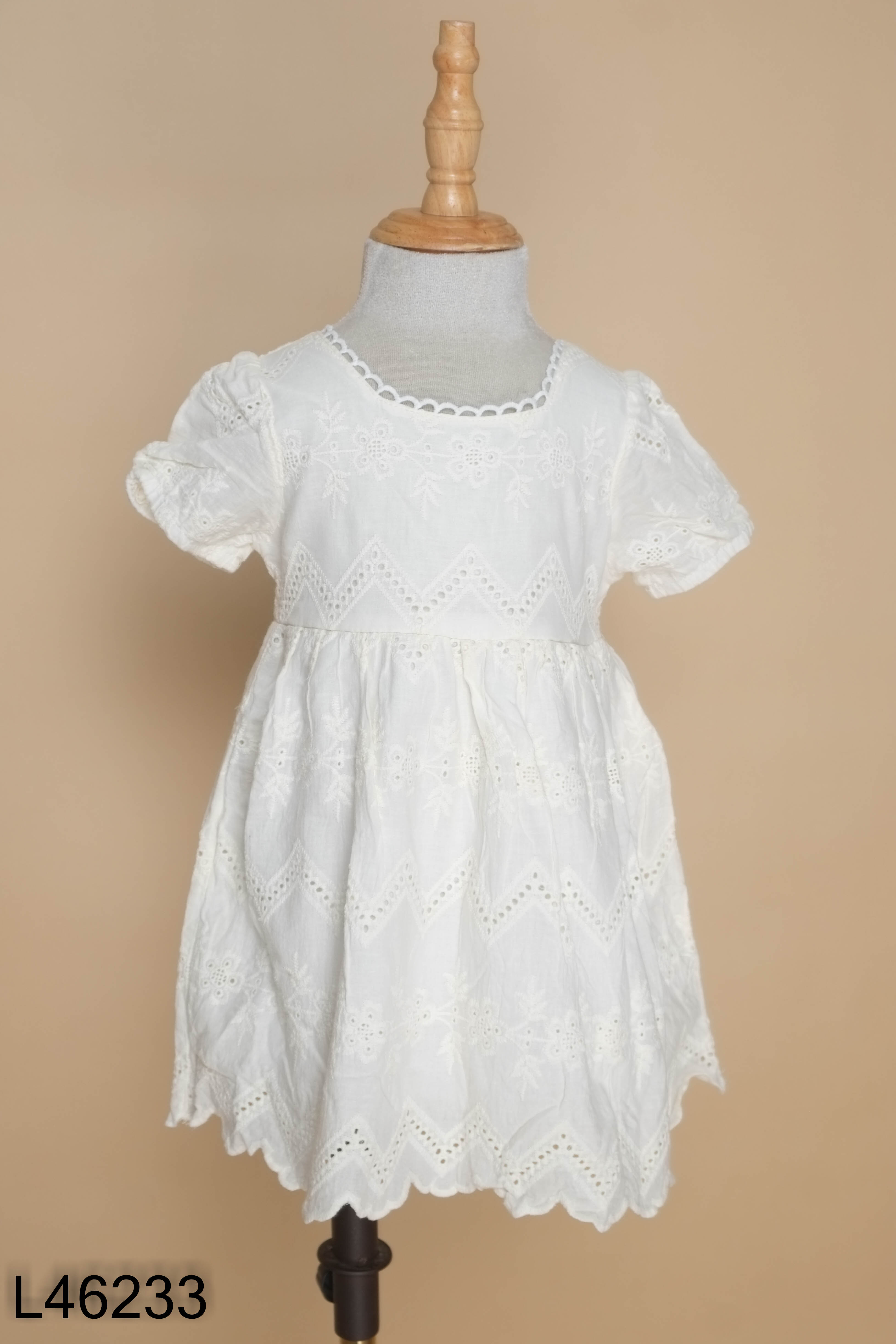 Váy trắng ren cổ vuông kids