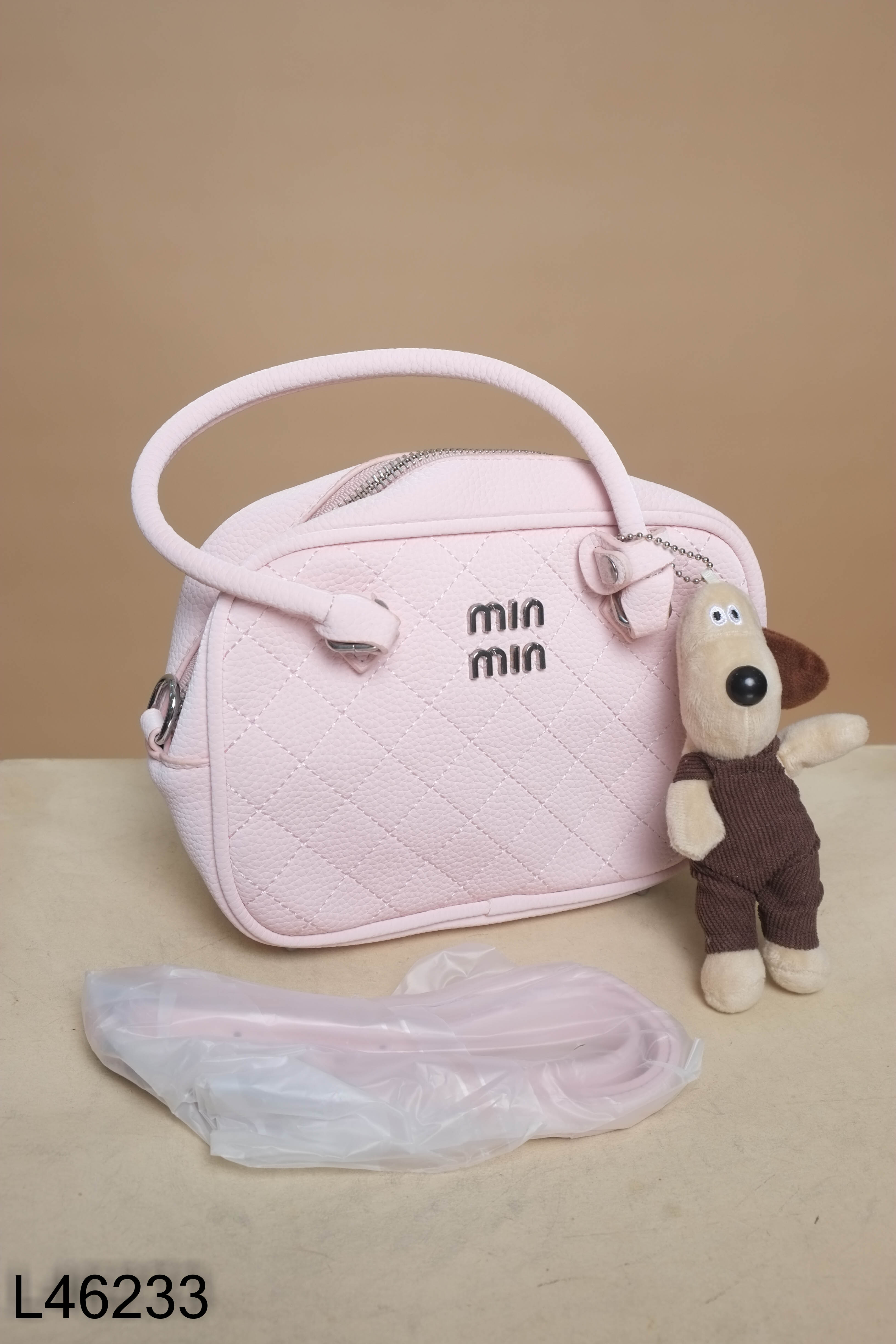 NEWTAG Túi xách da hồng kèm charm gấu