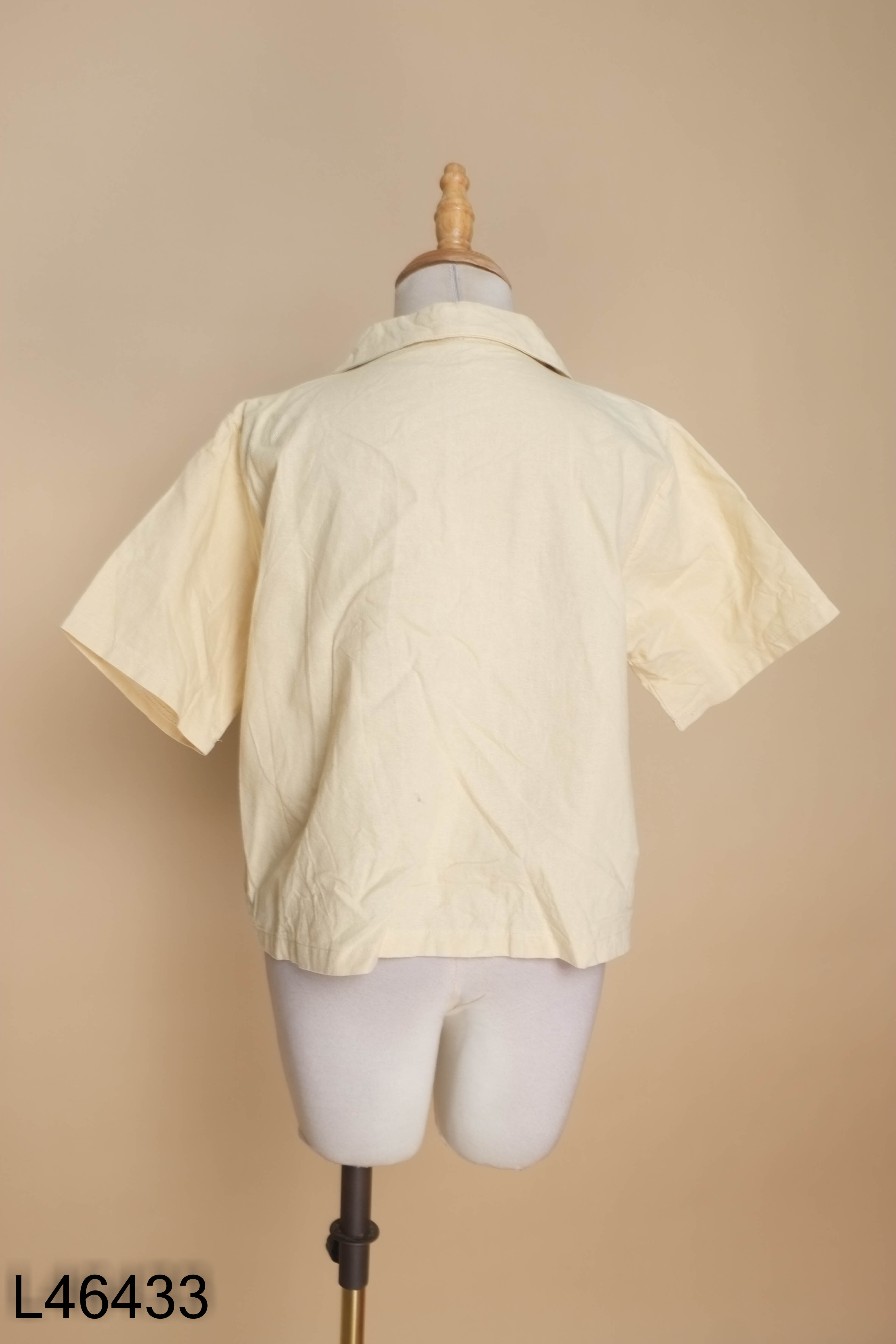 Áo sơ mi be cổ vest