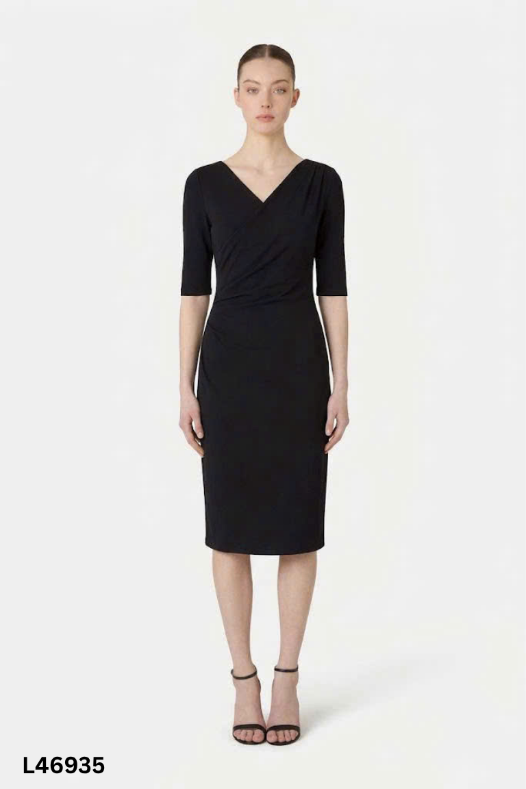 Váy đen ZARA phối kiểu cổ chéo