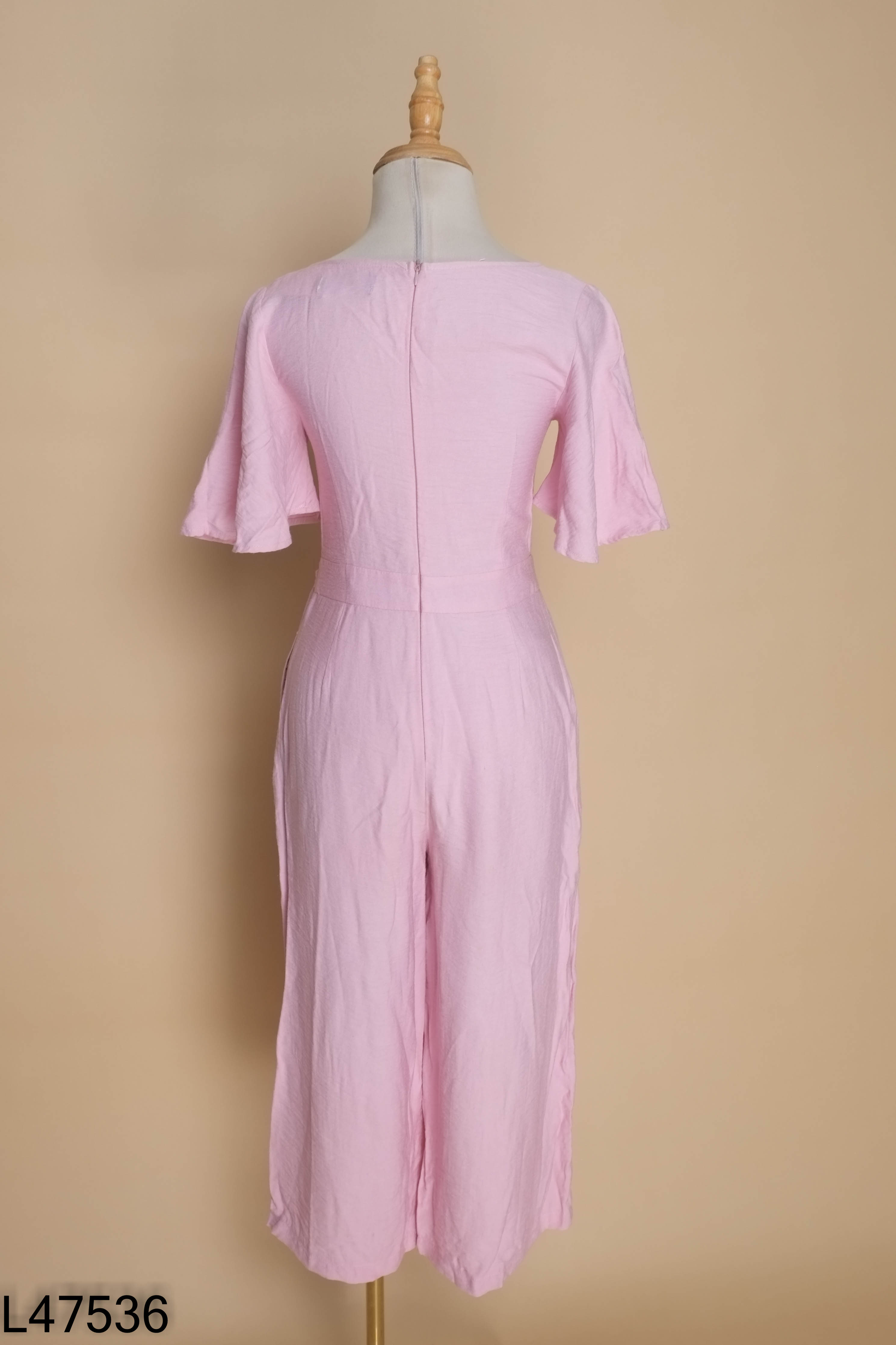 Jumpsuit tím DAISY thắt nơ thêu chữ