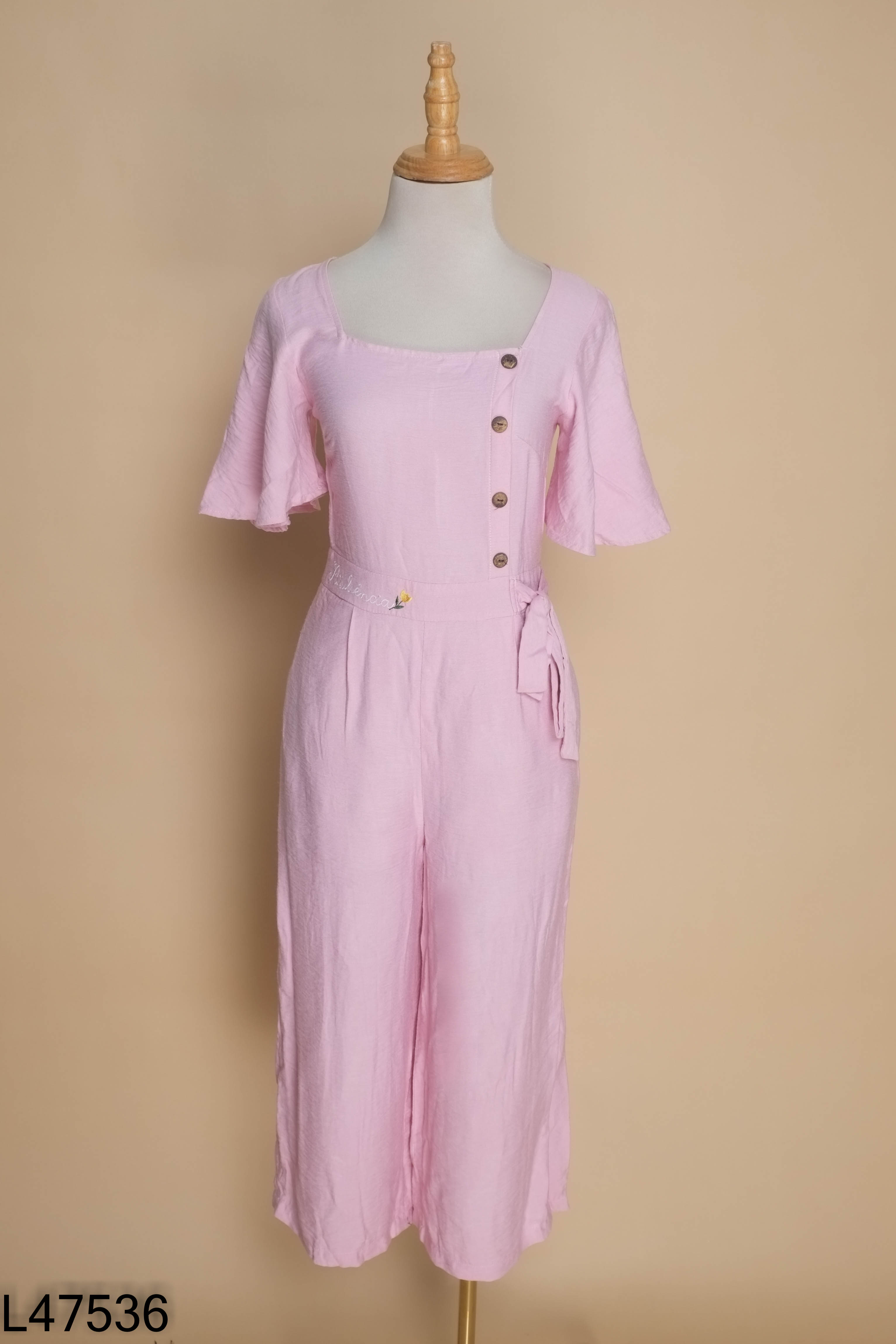 Jumpsuit tím DAISY thắt nơ thêu chữ