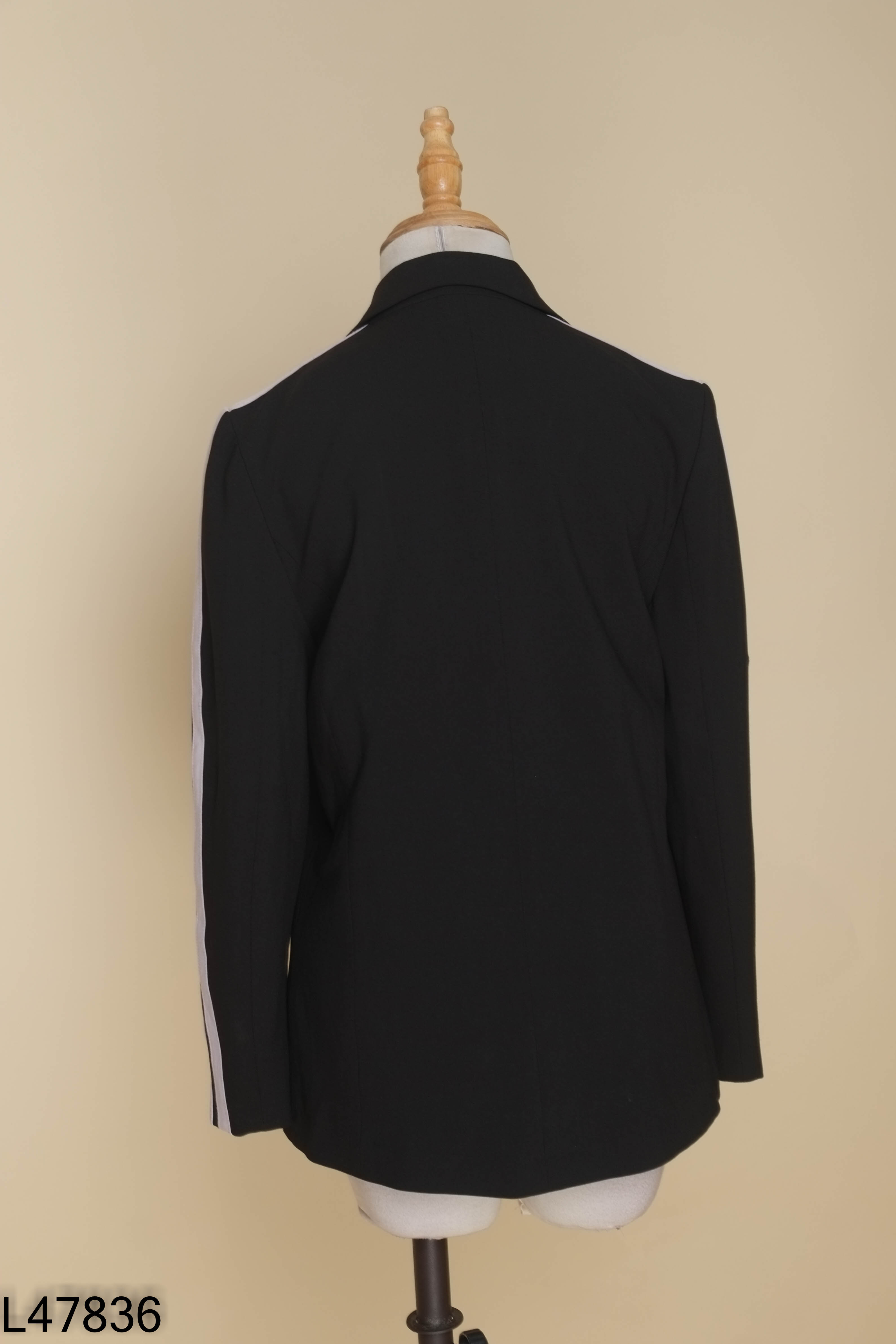 Áo khoác blazer đen sọc trắng ADORE DRESS