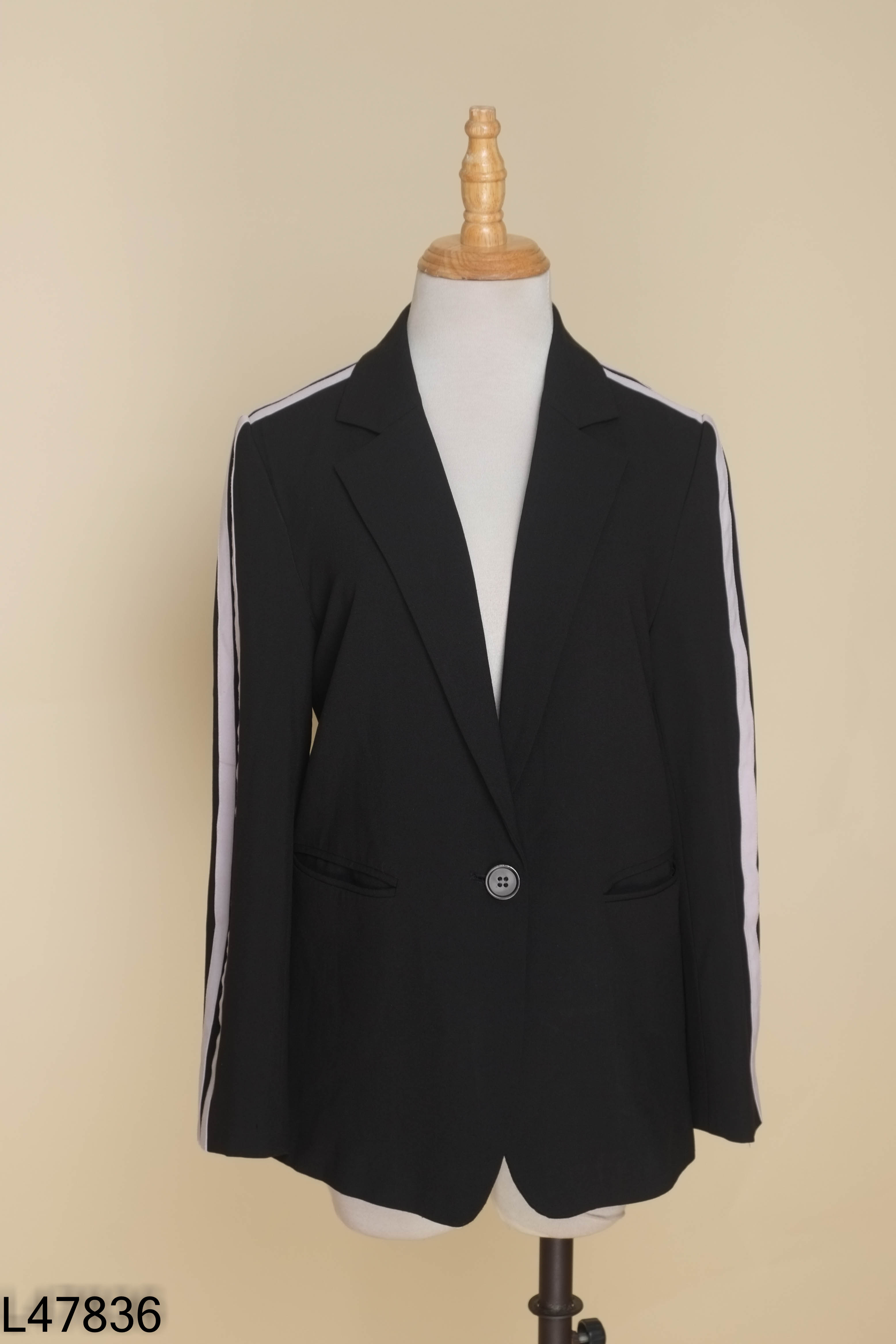 Áo khoác blazer đen sọc trắng ADORE DRESS