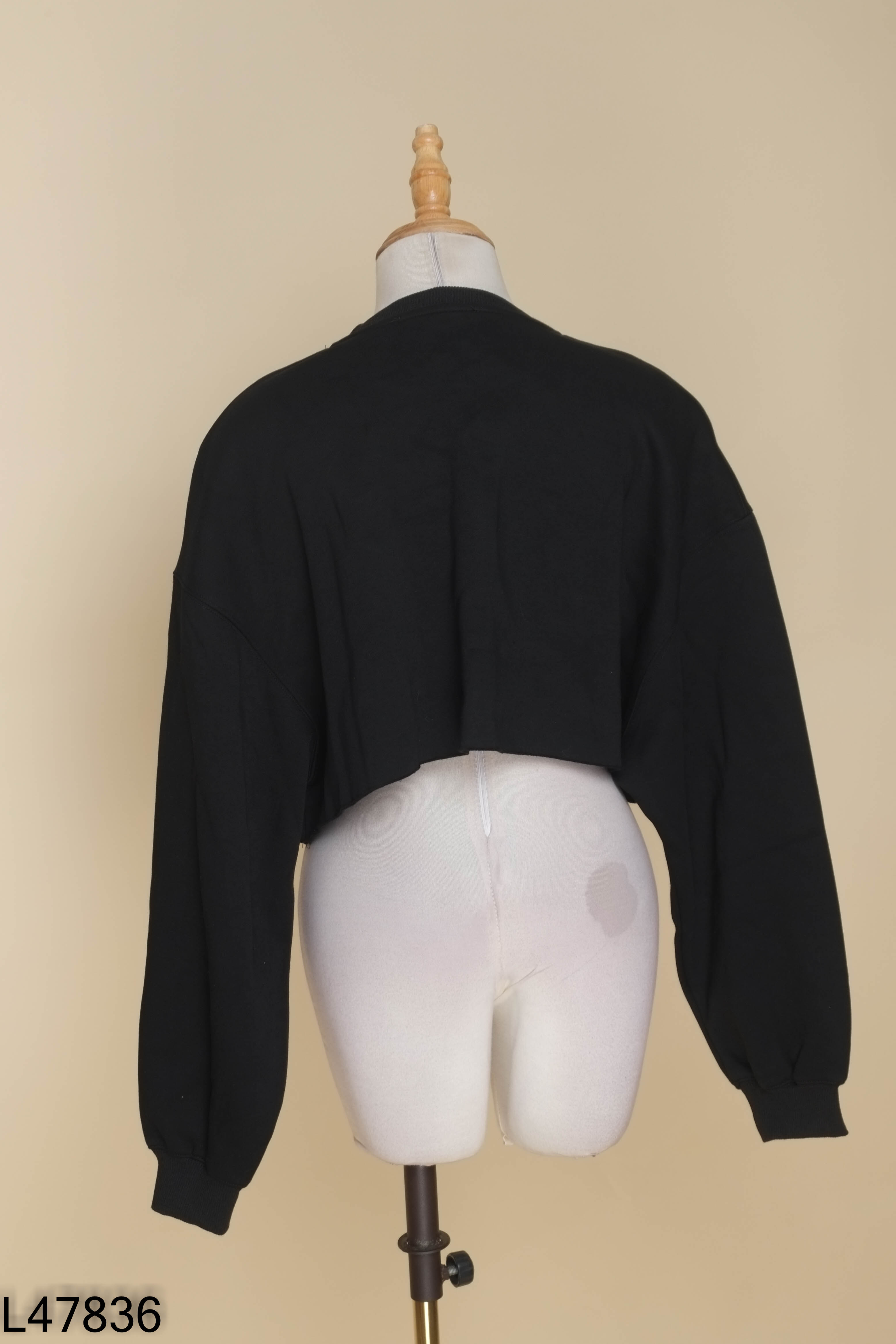Áo sweater đen in chữ croptop