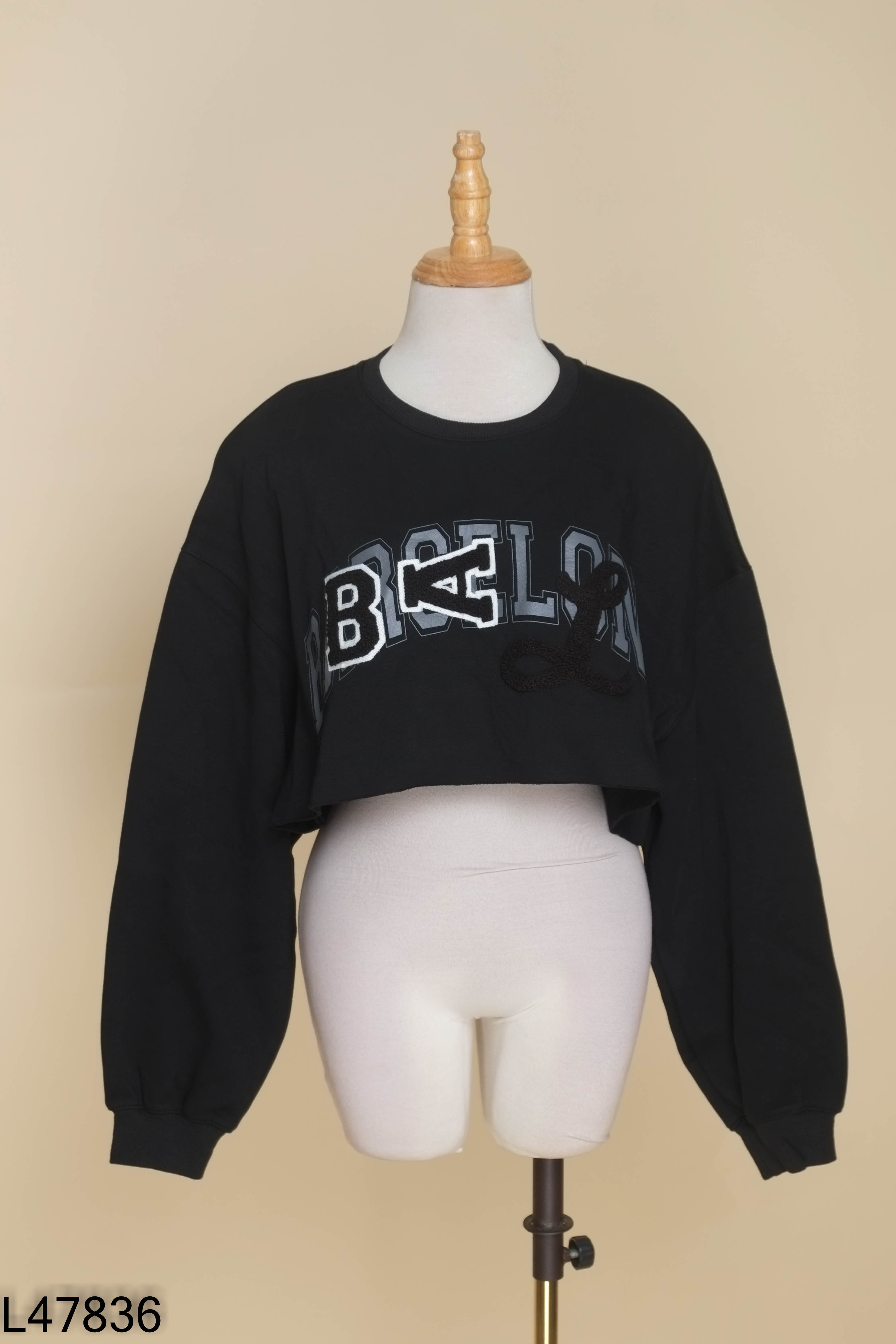 Áo sweater đen in chữ croptop