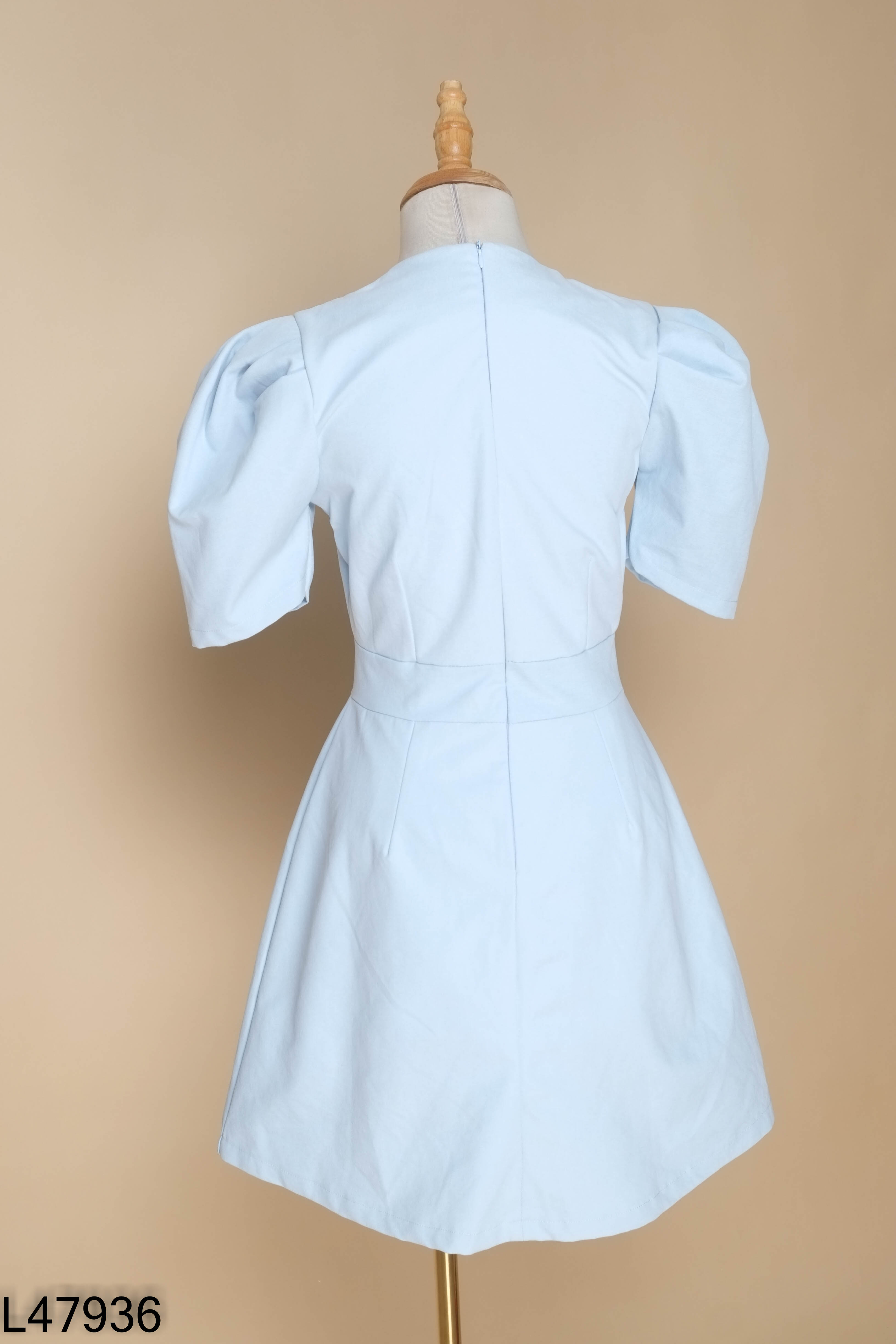 Váy xanh VOGUE cổ vuông cúc ngọc