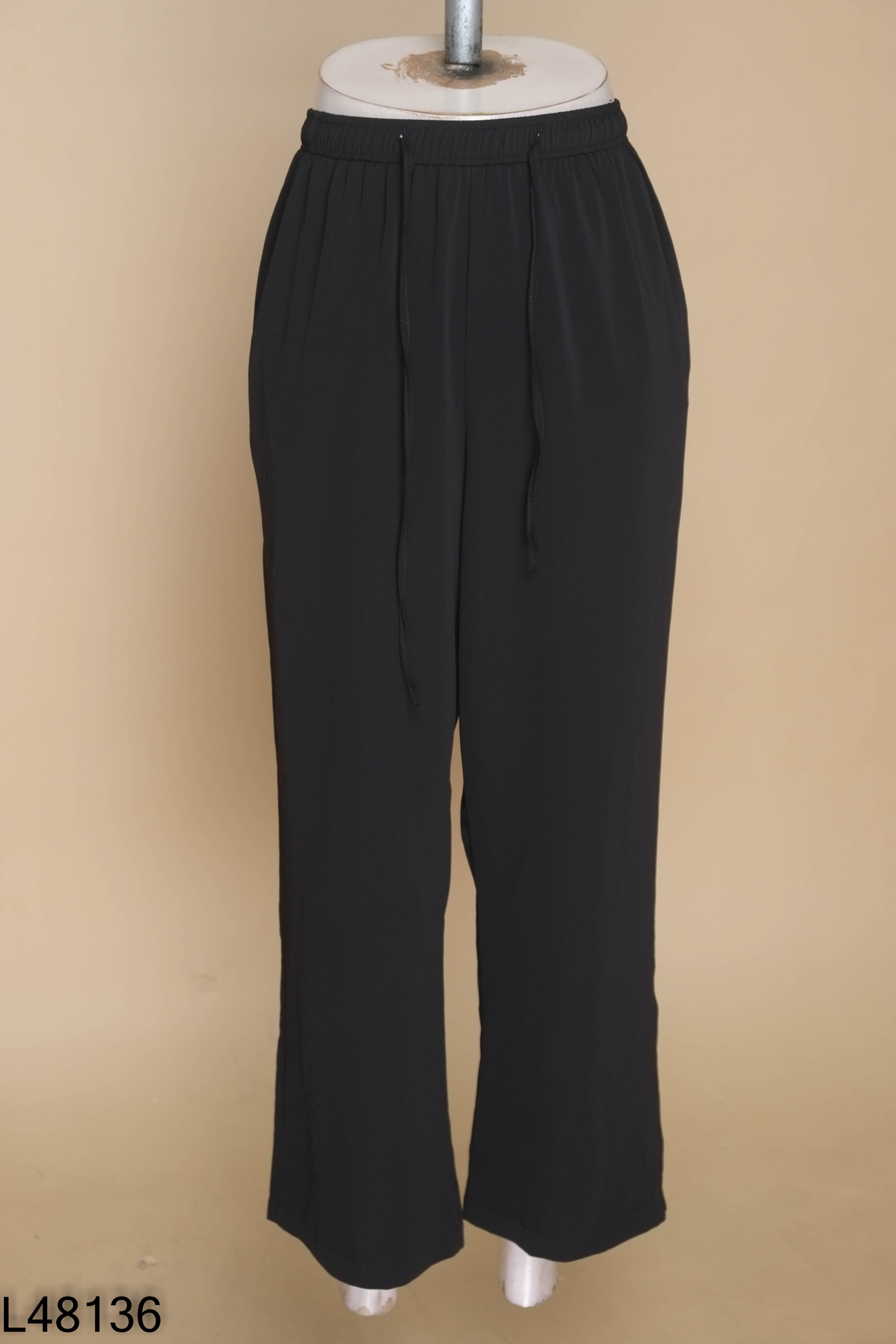 Quần shorts lửng đen IFU cạp chun