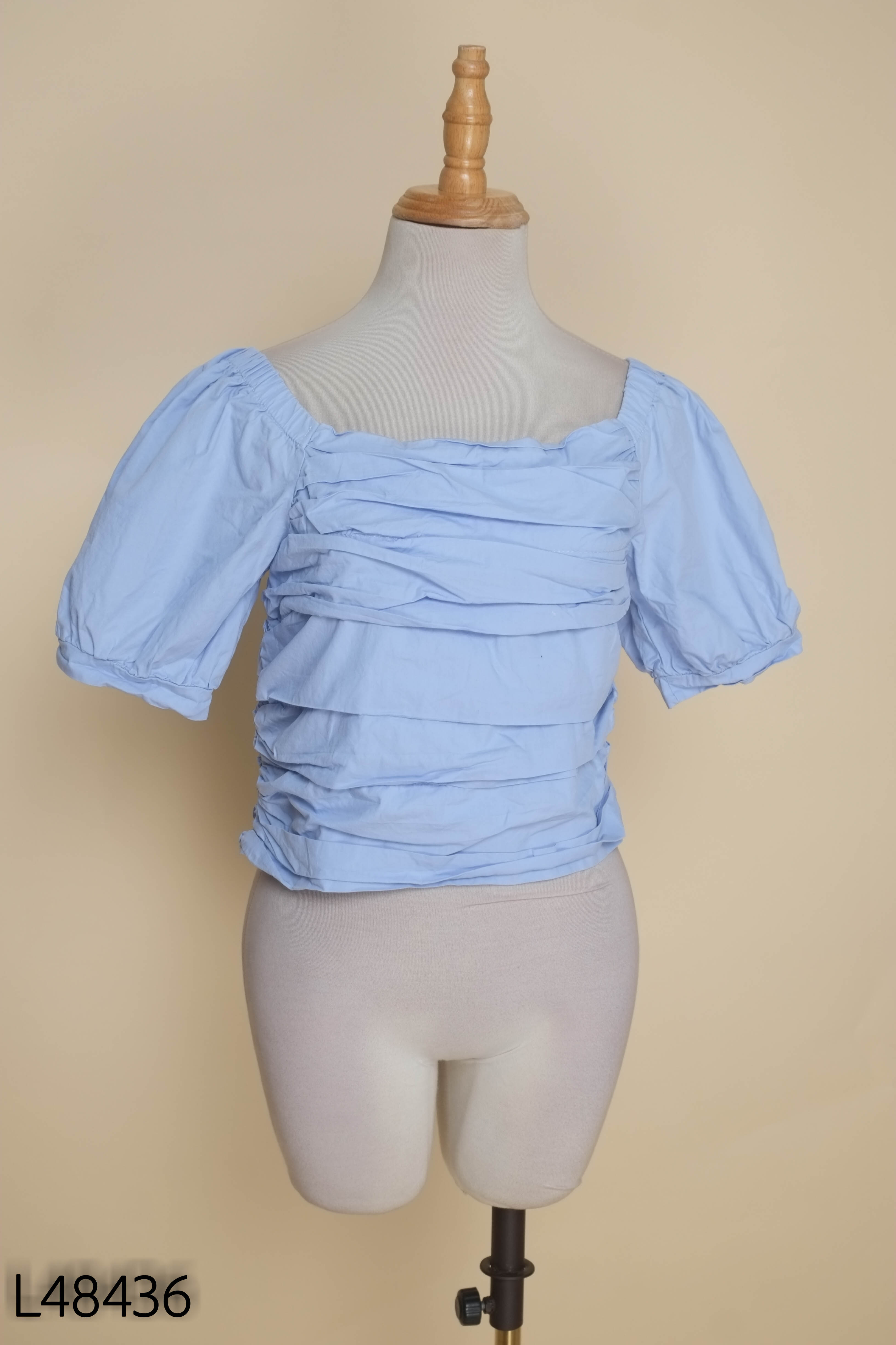 Áo xanh cổ vuông nhún tầng