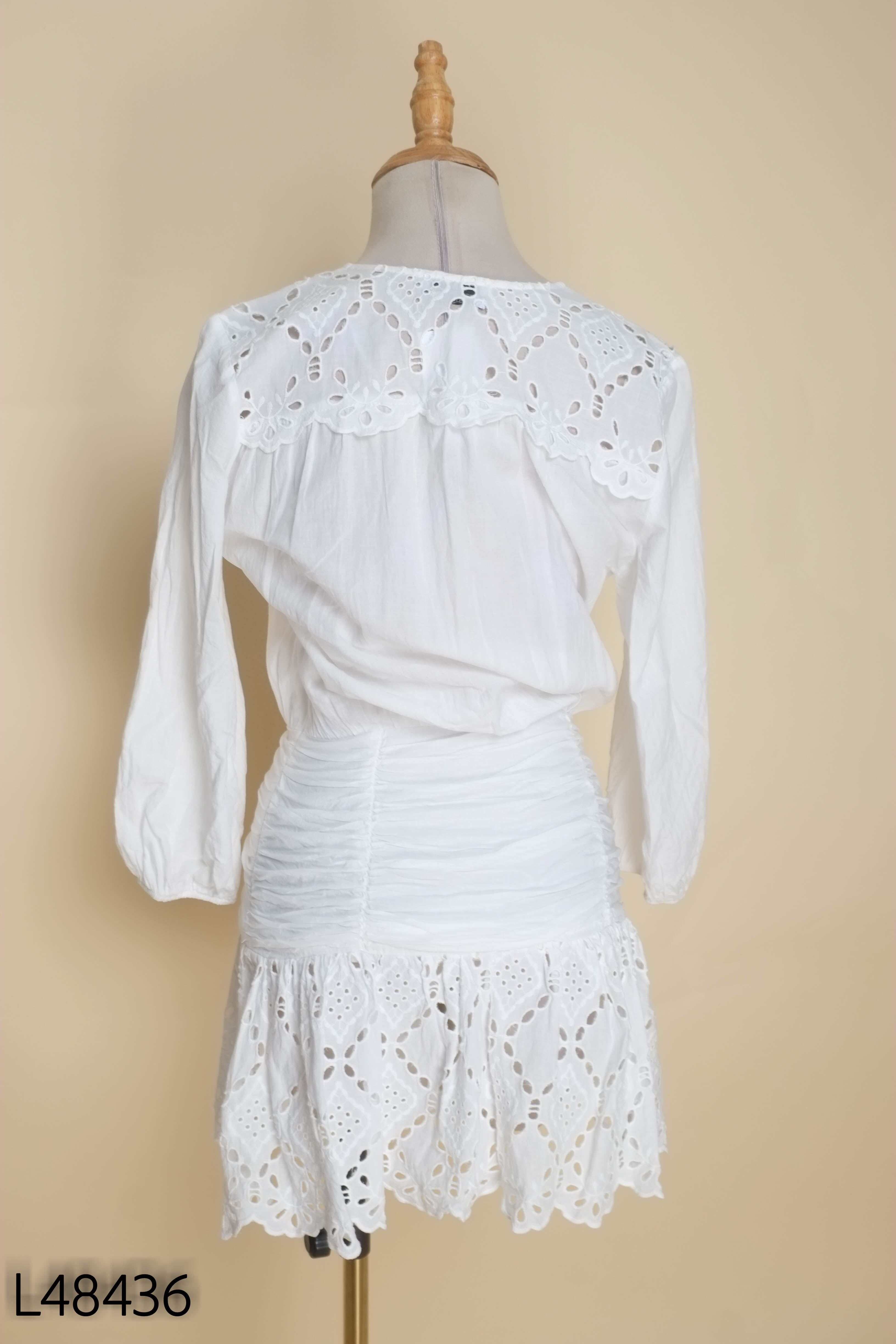 Váy RESERVED trắng cổ tim