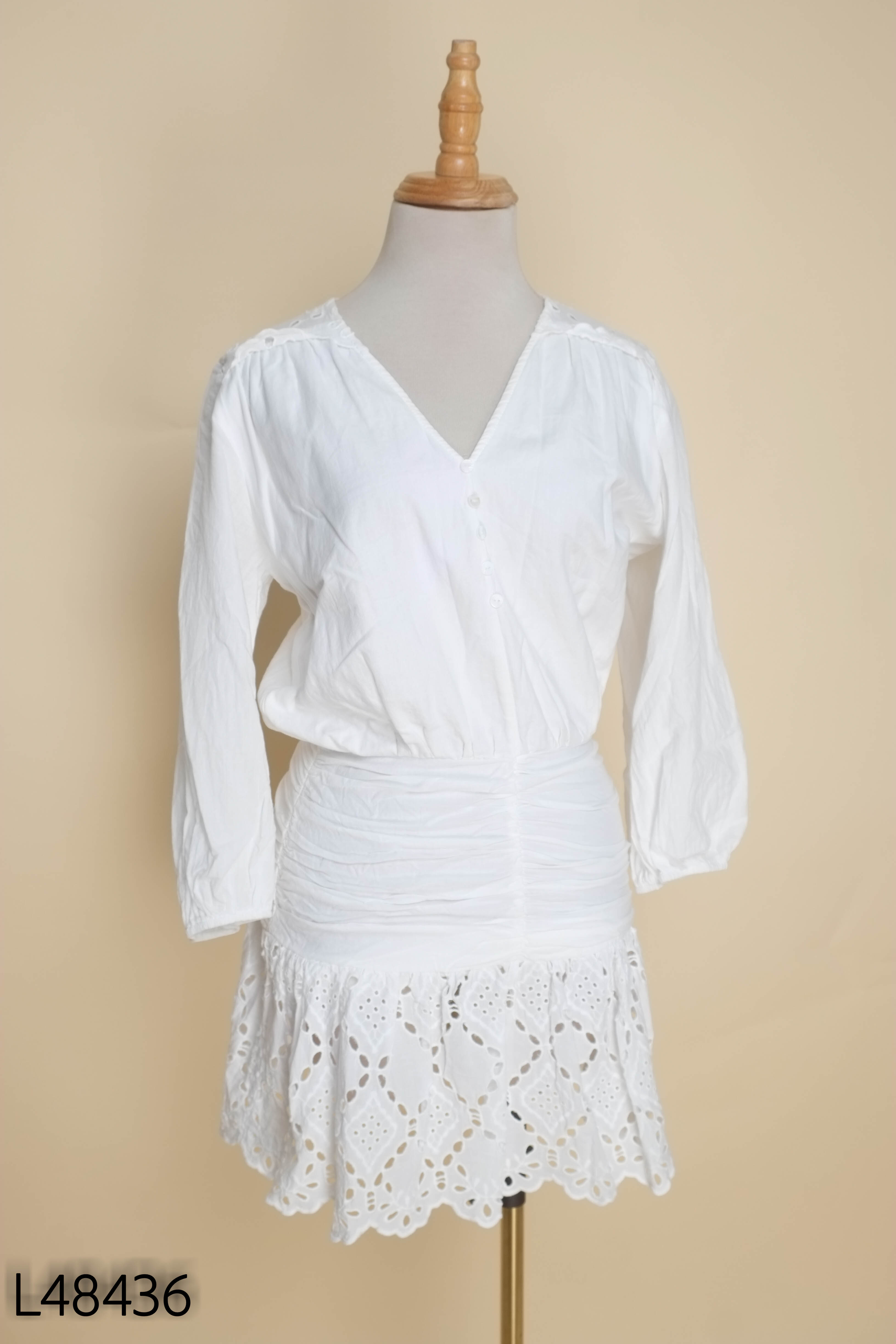 Váy RESERVED trắng cổ tim