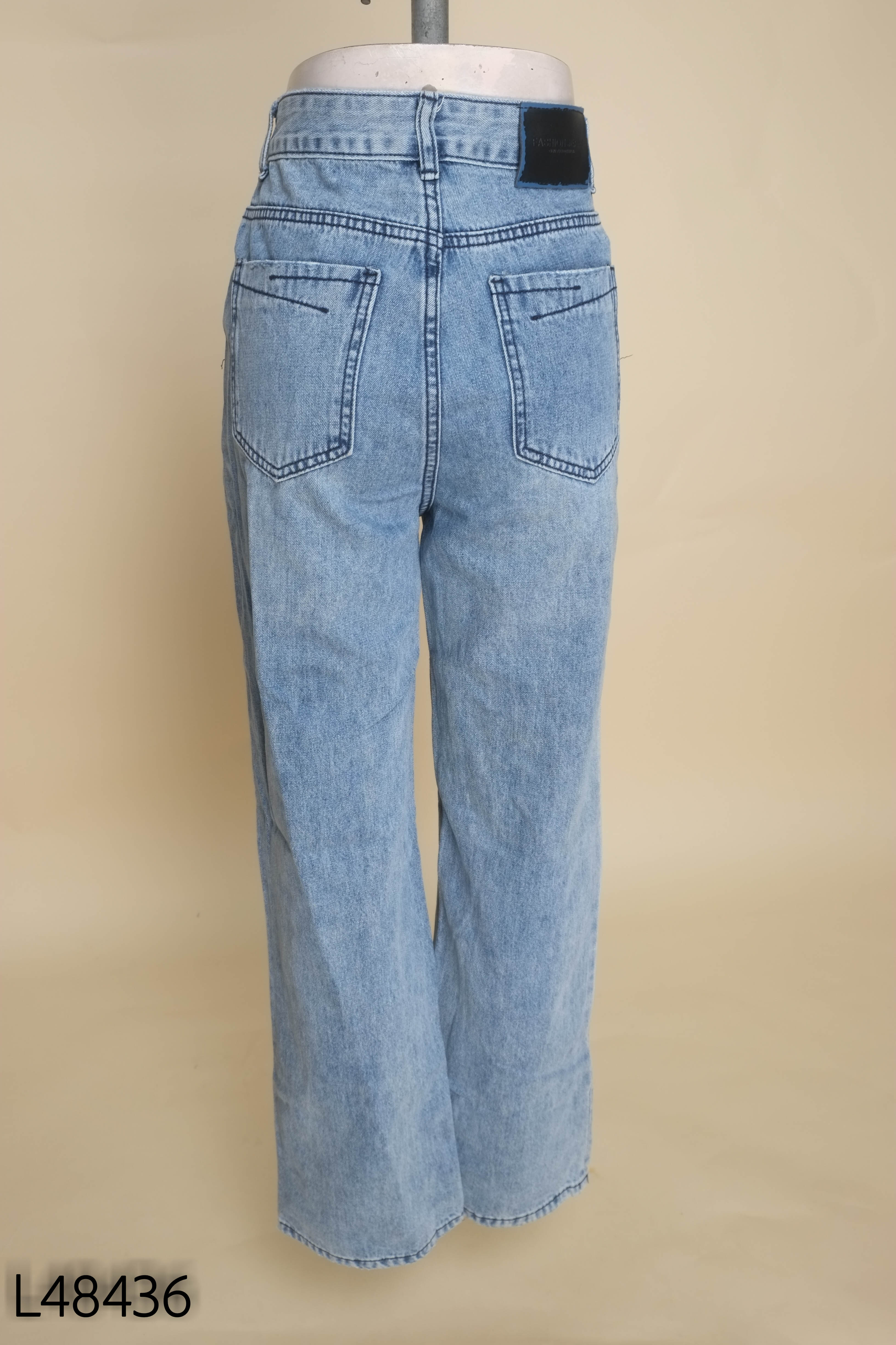 Quần jeans xanh suông