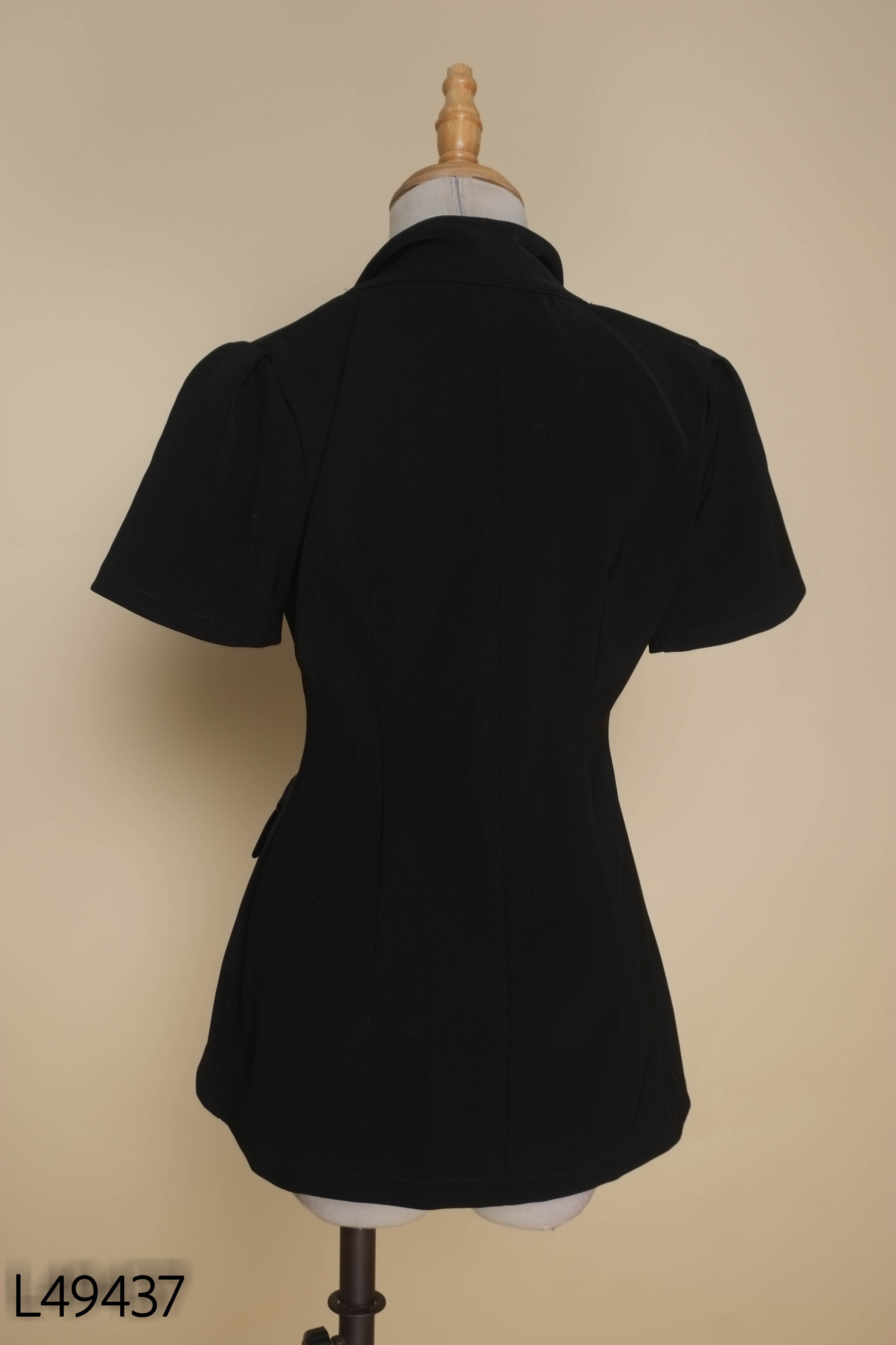 Áo đen cổ vest cúc bọc
