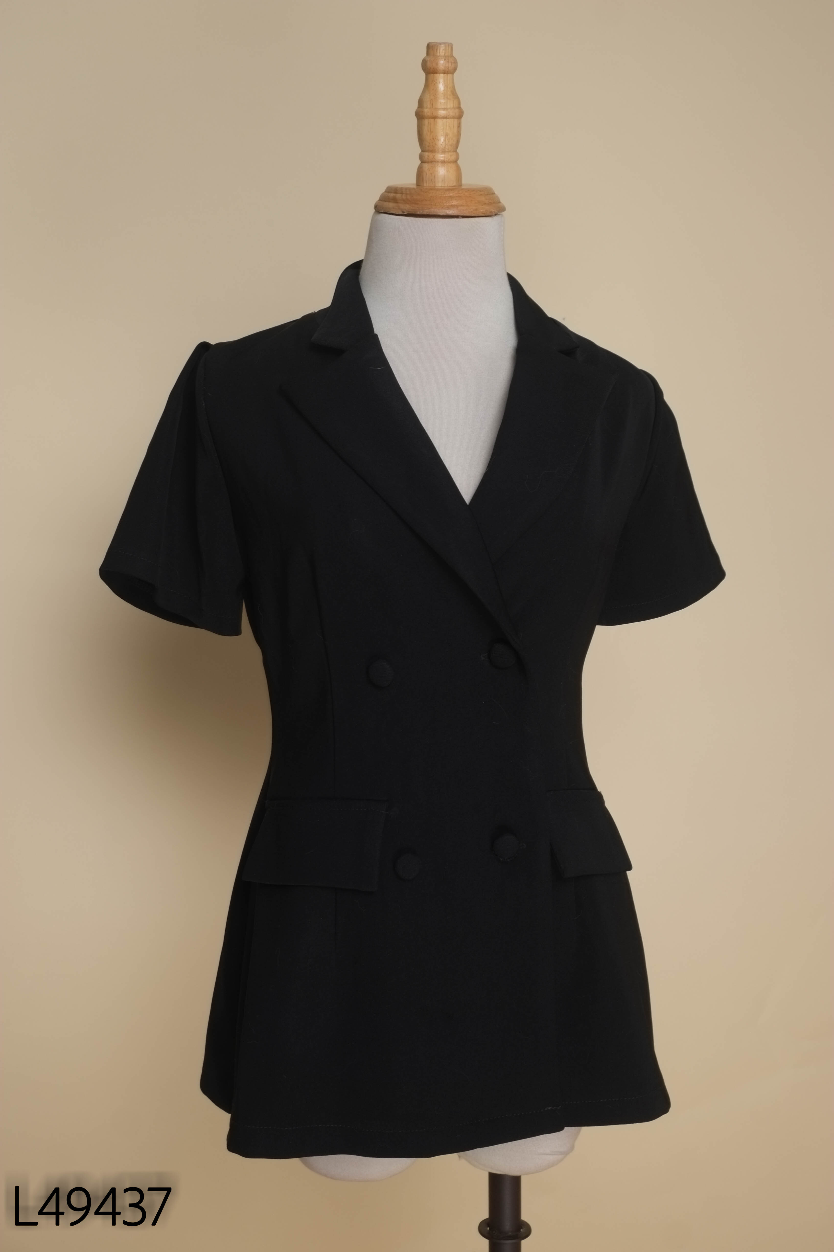 Áo đen cổ vest cúc bọc
